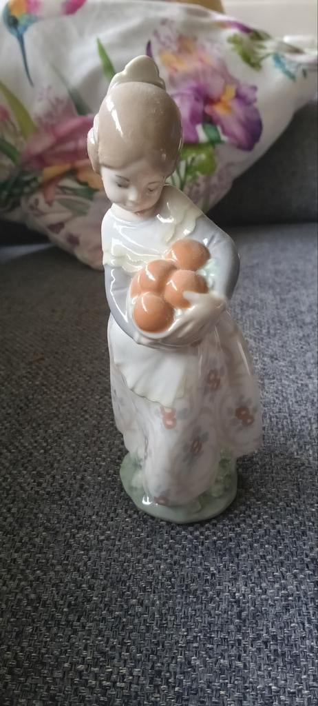 Lladro Beeldje Meisje met Broodjes - Handgemaakt Spanje, Ophalen