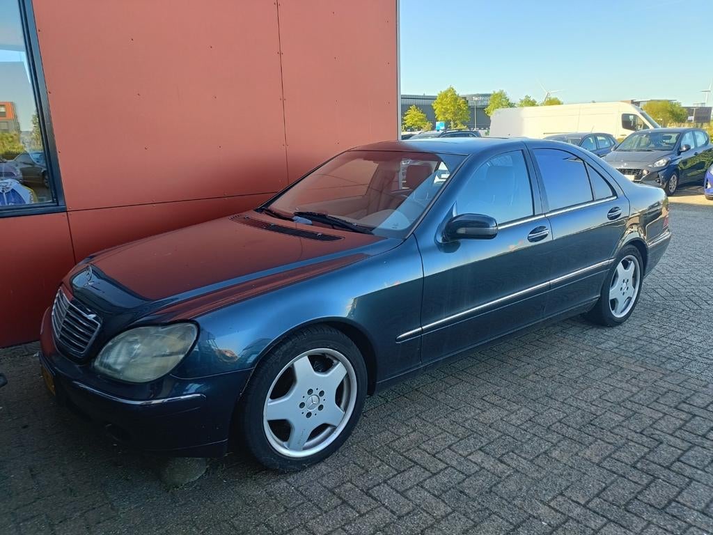 Mercedes-Benz S320 project auto. Loopt momenteel niet., Auto's, Mercedes-Benz, Automaat, Achterwielaandrijving, 1670 kg, Zwart