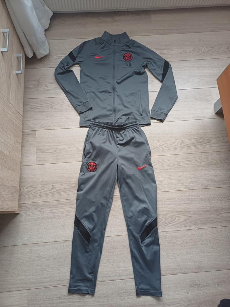 Nike PSG Trainingspak Grijs - Maat 152, Ophalen of Verzenden, Zo goed als nieuw, Jongen of Meisje, Sport- of Zwemkleding