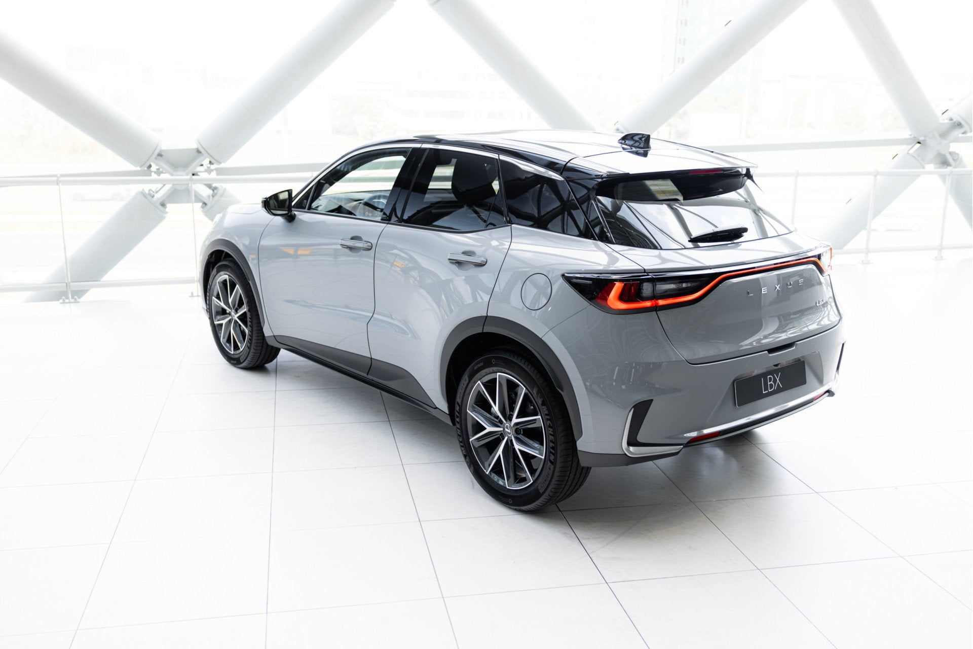 Lexus LBX Emotion 2WD | NL-Auto | Stoel & Stuurverwarming |, Auto's, 136 pk, Bedrijf, 650 kg, Hybride Elektrisch/Benzine