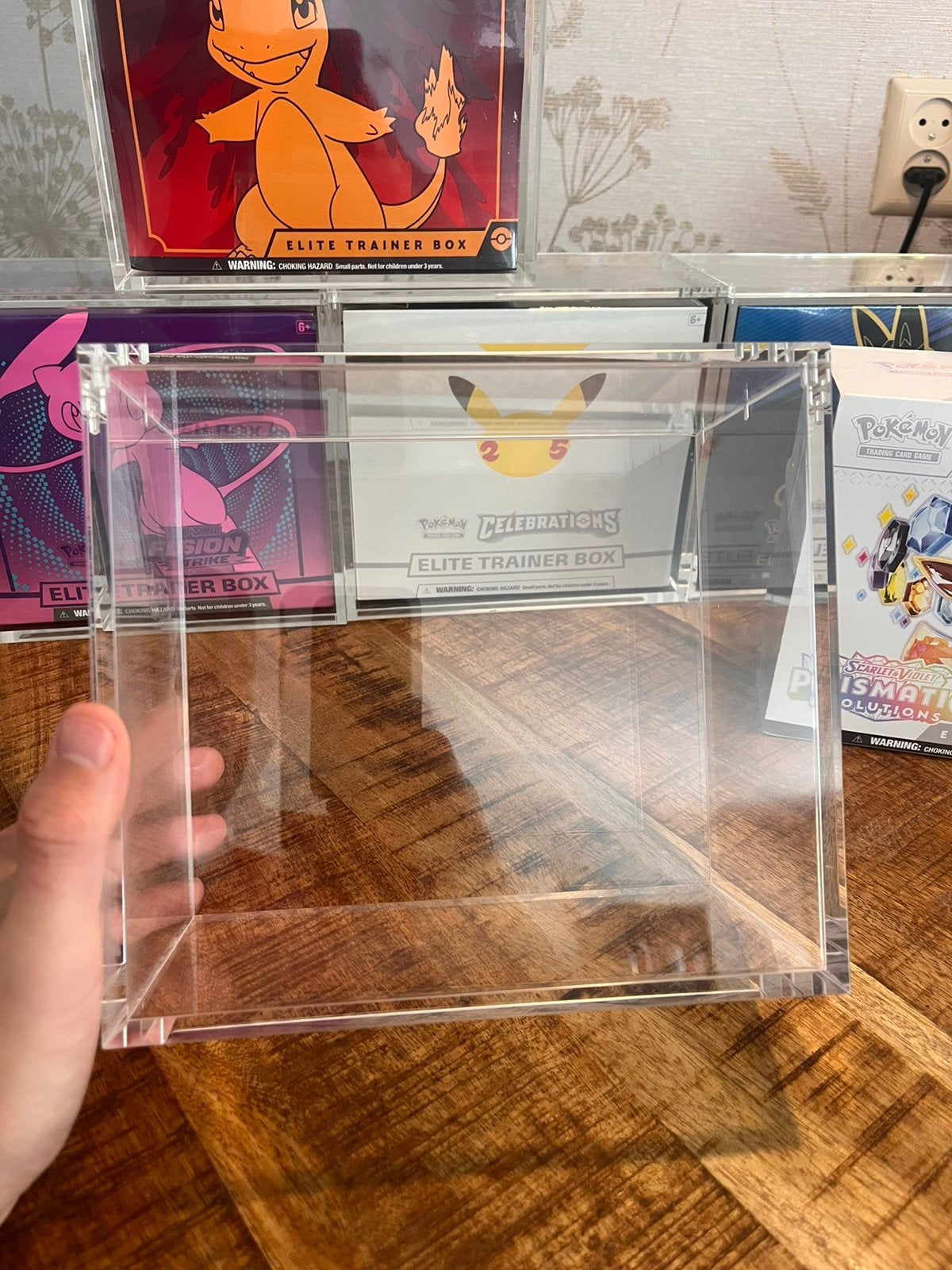 Pokemon TCG - Elite Trainer Box Acryl Case (ETB), Ophalen of Verzenden, Nieuw, Boosterbox, Foil