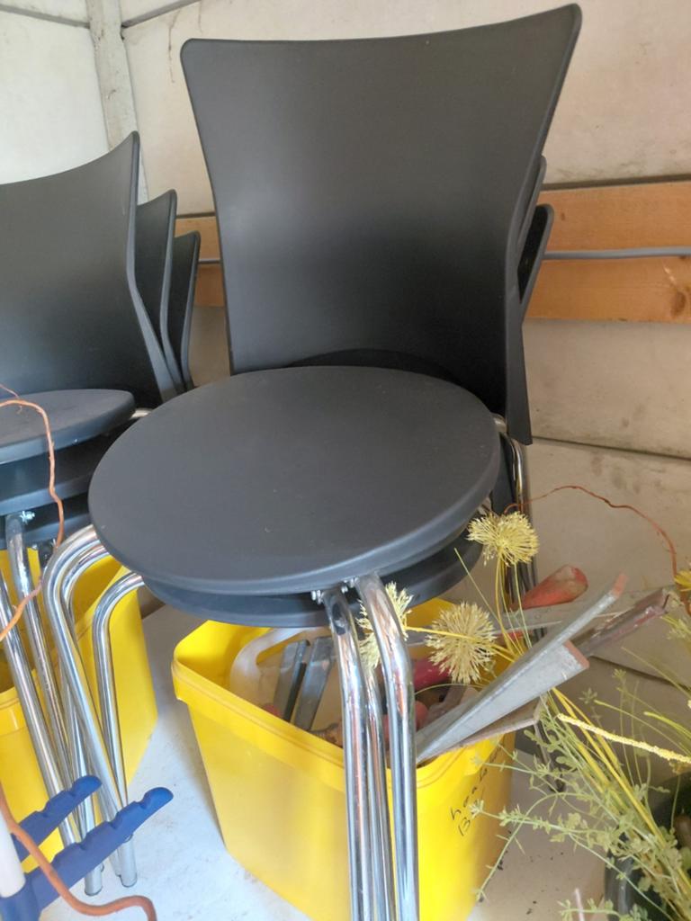 Zwarte stapelbare stoelen met metalen onderstel, Ophalen, Modern, Stapelbaar, Gebruikt, Zwart