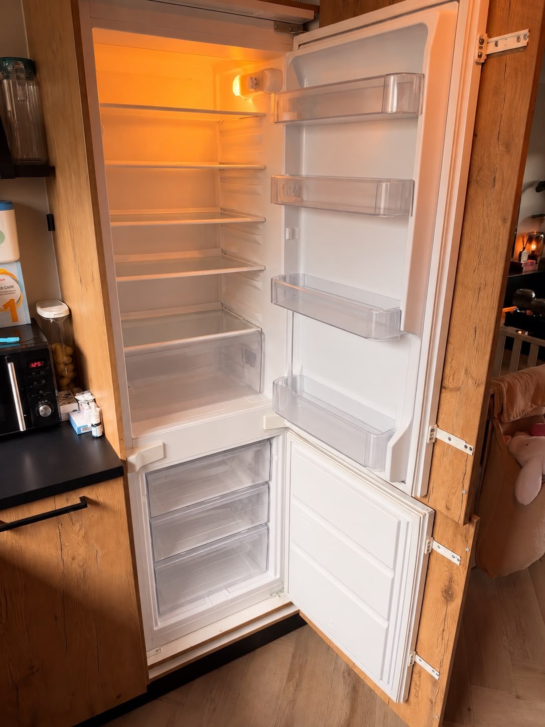 Foto 4 van Rustiek eiken U keuken met gasoven en koel/vriescombinatie