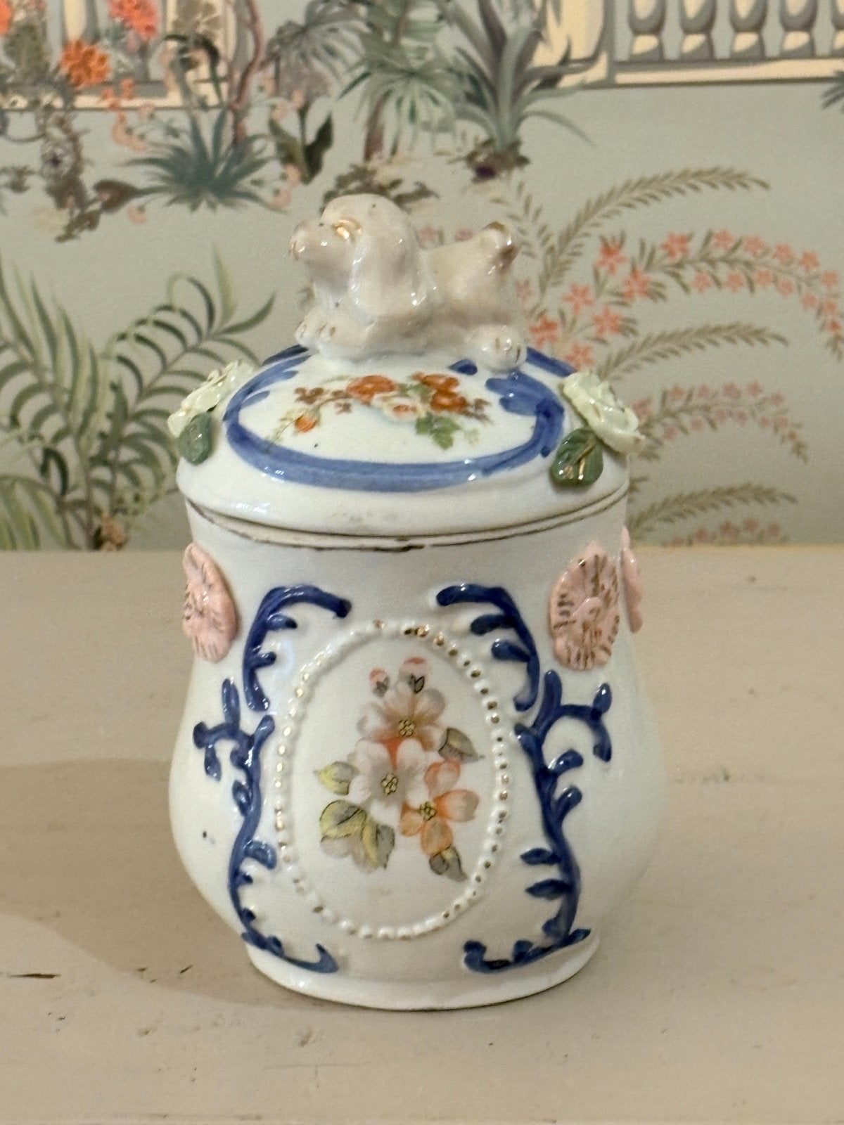 Vintage Porseleinen Dekselpot met Hondje en Reliëfbloemen, Antiek en Kunst, Ophalen of Verzenden
