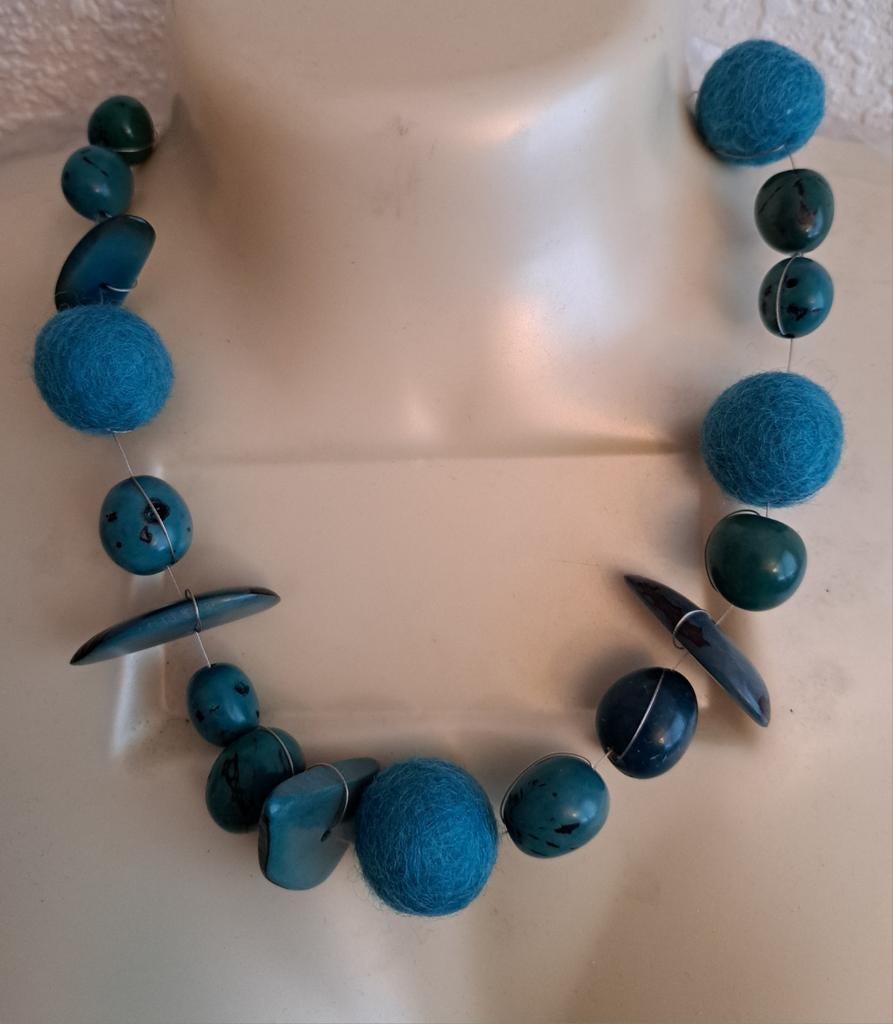 Prachtige ketting met Taqua kralen en vilt bollen, Ophalen of Verzenden, Nieuw, Blauw, Overige materialen