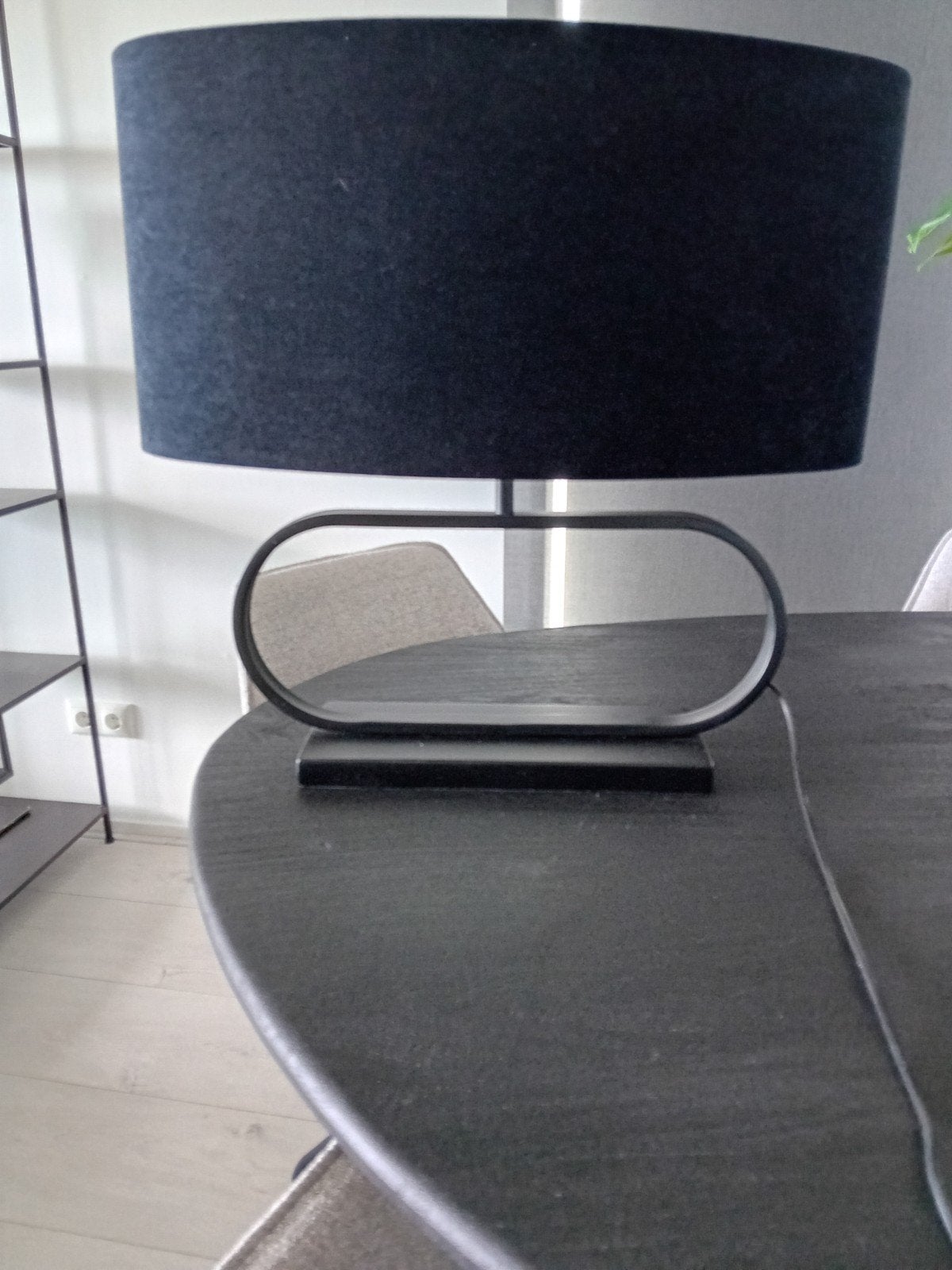 Moderne zwarte tafellamp met ovale voet, Huis en Inrichting, Lampen | Tafellampen, Ophalen, Met schakelaar, Overige merken, E27 (groot)