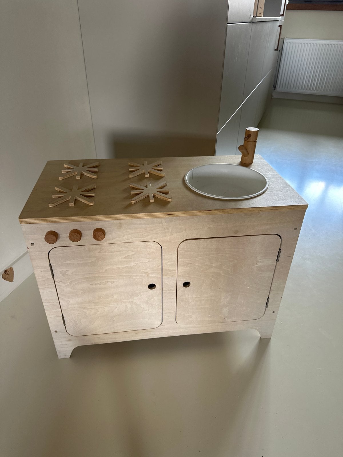Houten speelkeuken van petite amelie met kookplaat en wasbak, Ophalen of Verzenden, Gebruikt, Meubelstuk of Keukentje
