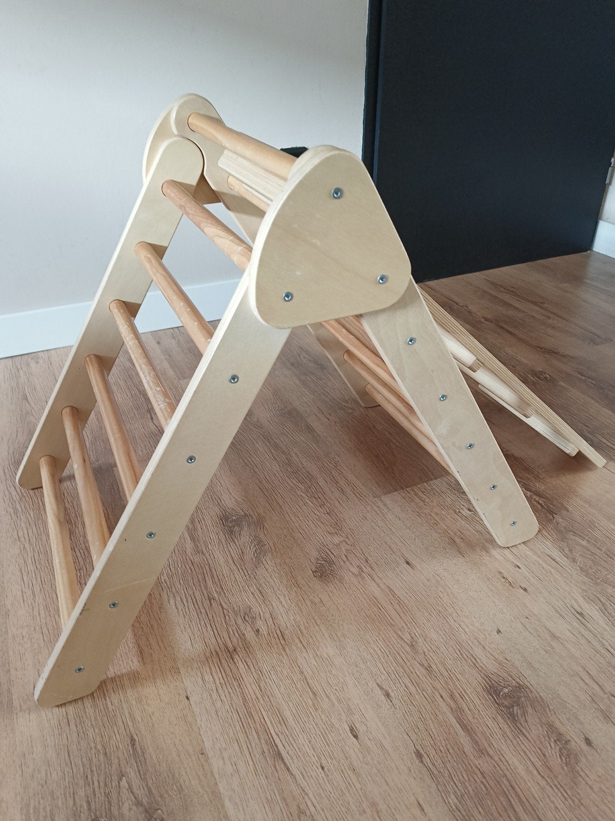 klimdriehoek met glijbaan (montessori klimrek) en wobbel