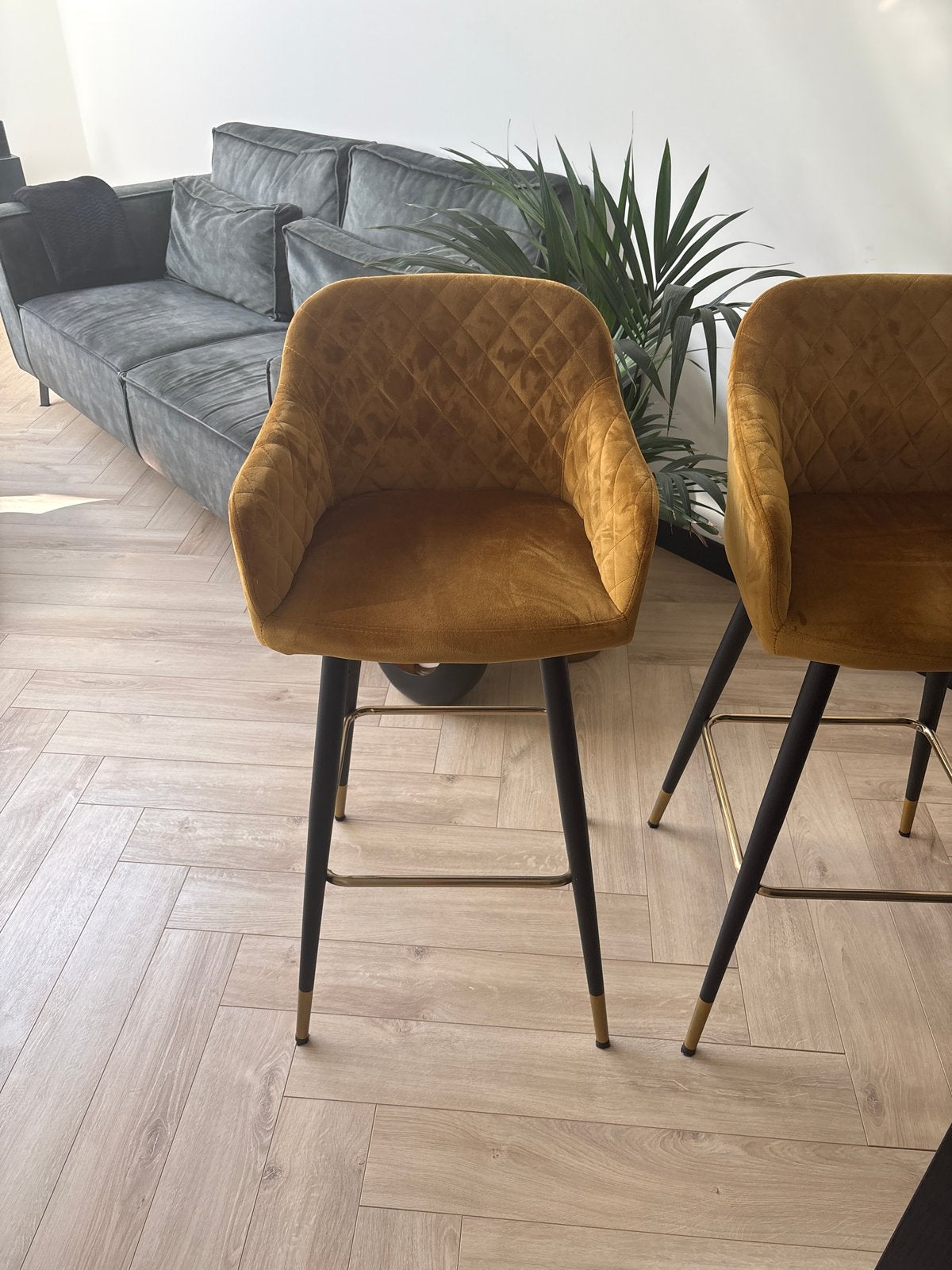 Set van 2 luxe fluwelen barkrukken - Okergeel, Met voetsteun, Ophalen of Verzenden, Zo goed als nieuw, 90 cm of meer