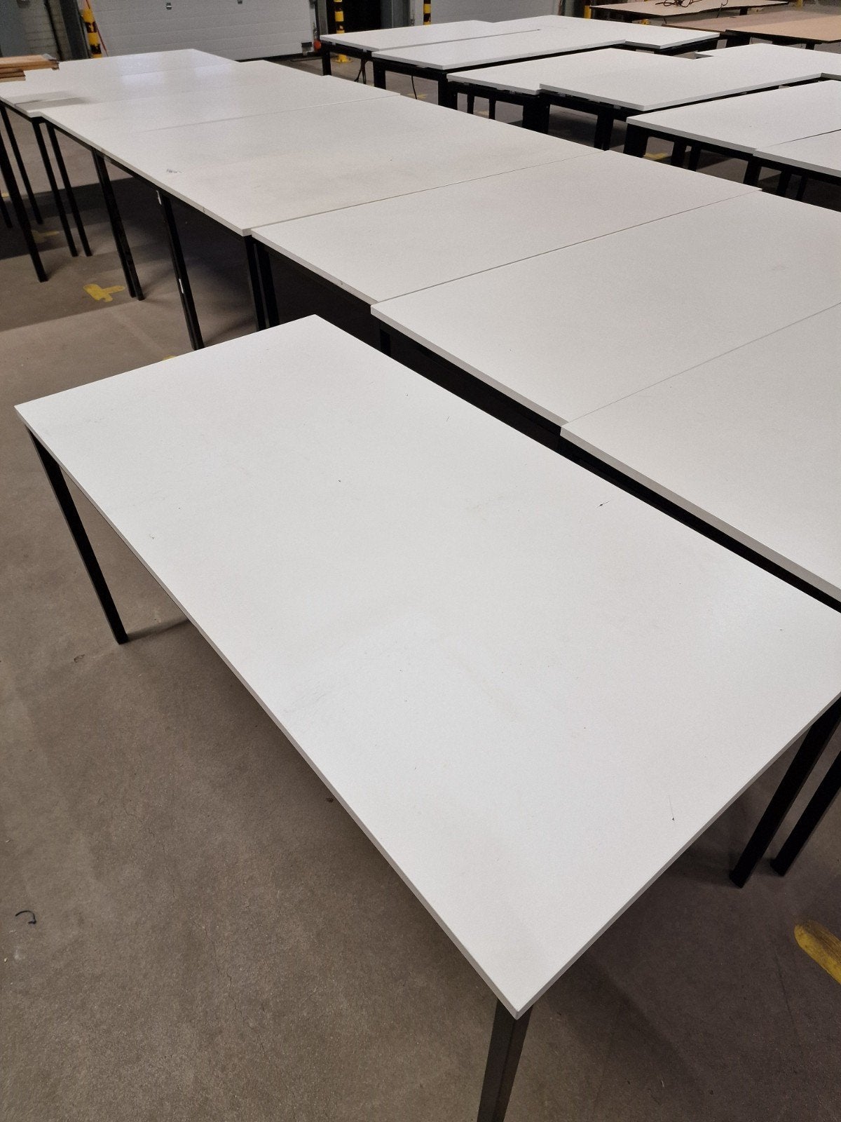 34 kantoortafels bureaus, Ophalen