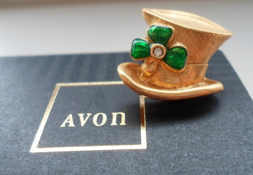 AVON Broche / pin . Hats off to Luck. Goldplated.Emerald, Ophalen of Verzenden, Nieuw, Goud, Overige materialen