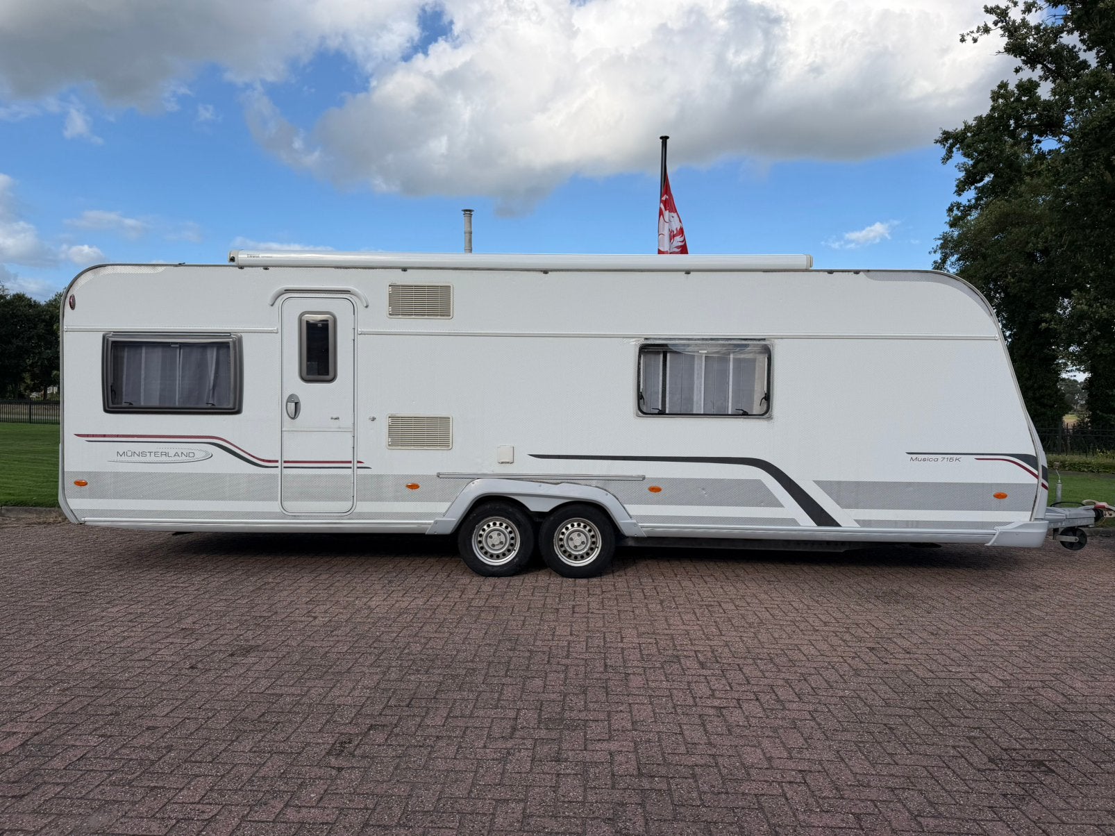 LMC Musica 715K 2010 | Stapelbed | Airco | Zeer nette staat, Caravans en Kamperen, Rondzit, Bedrijf, 7 tot 8 meter, Schokbreker