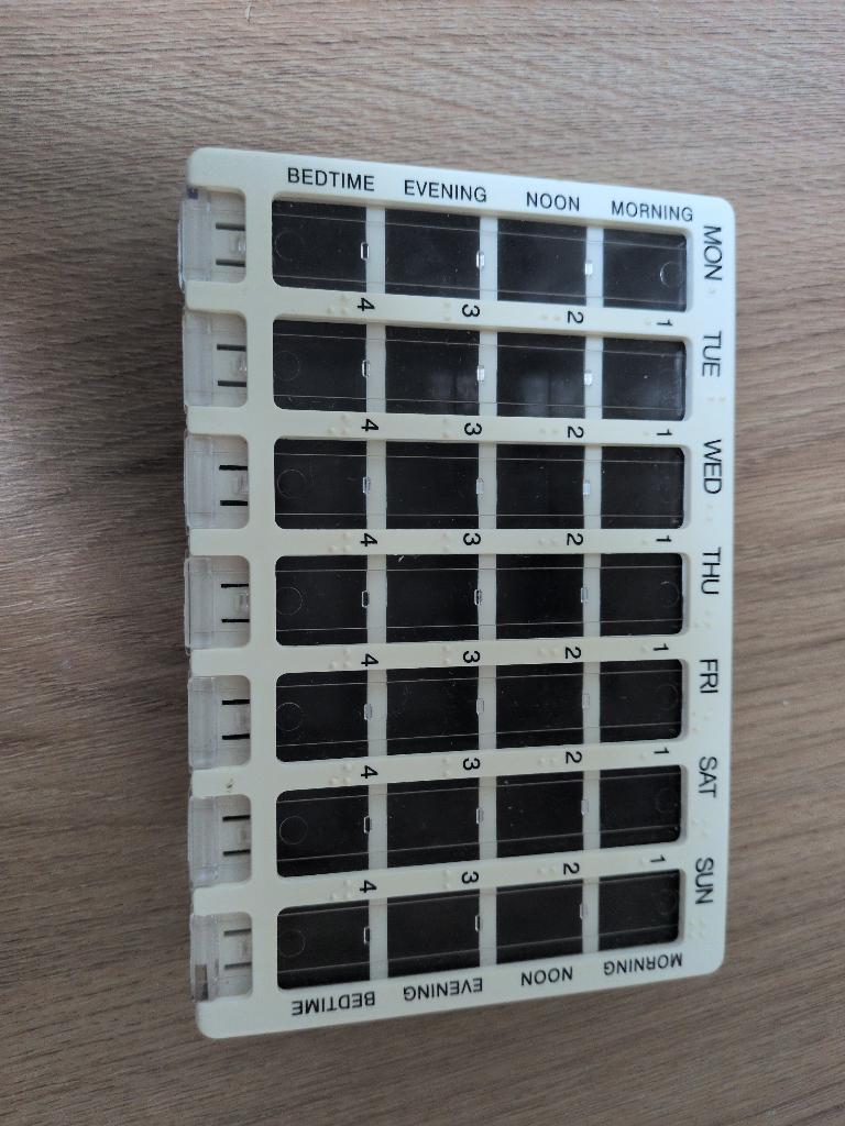 Pillendoos voor 7 dagen meerdere vakken per dag, Ophalen of Verzenden, Zo goed als nieuw