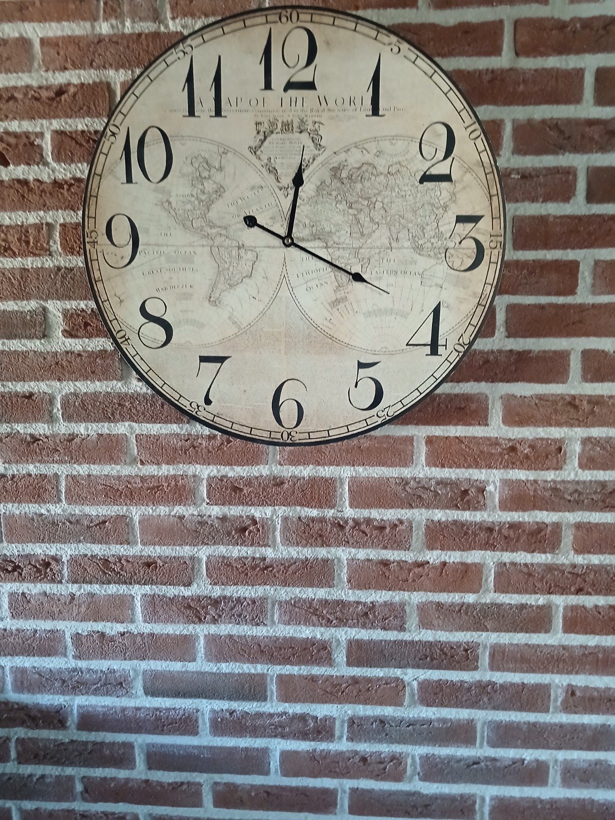 Mooie wandklok met wereldkaart design - 60 cm doorsnee, Vintage, Analoog, Ophalen of Verzenden, Wandklok
