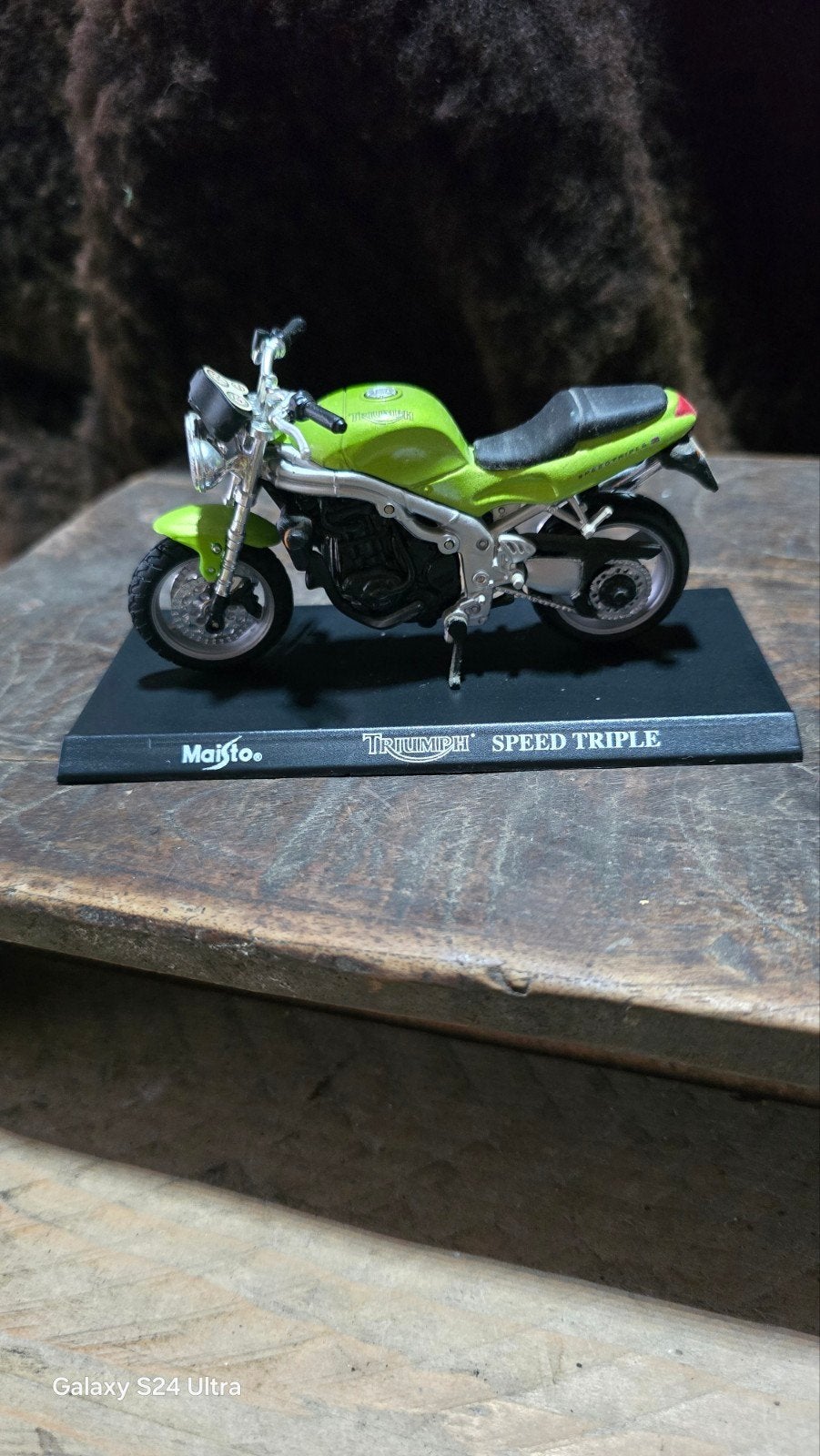 B5 > Triumph Speed Triple 
op originele plaatje.
12cm lang, Hobby en Vrije tijd, Modelbouw | Overige, Ophalen of Verzenden