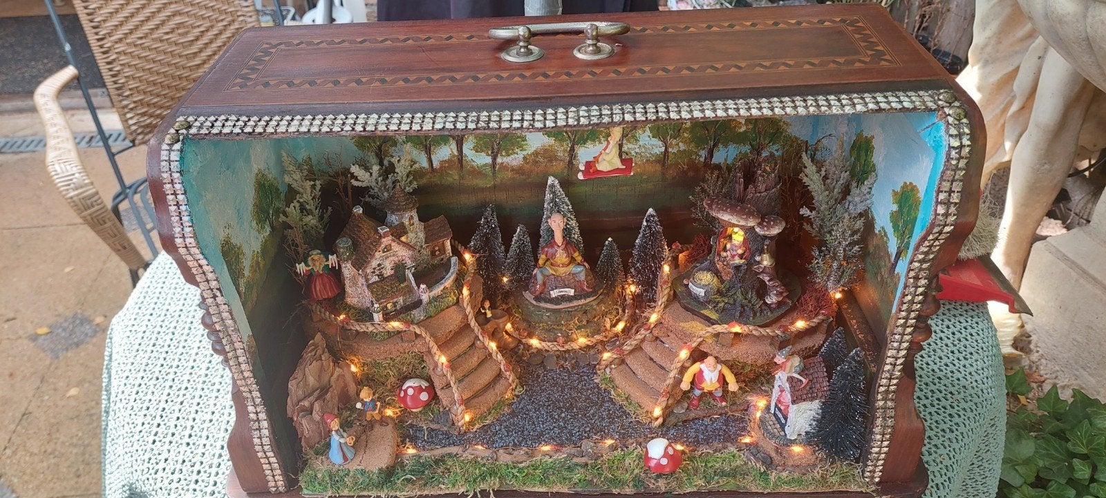 Mini Efteling in antieke naaimachine koffer met verlichting, Verzamelen, Dierenverzamelingen, Ophalen, Gebruikt, Overige soorten
