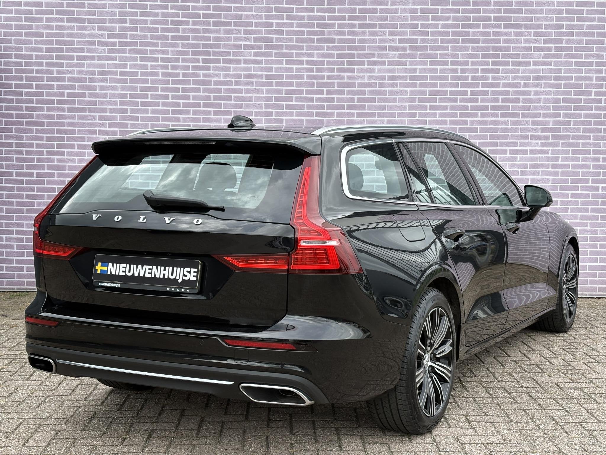 Volvo V60 2.0 B4 Inscription | Trekhaak | Keyless entry/star, Dealer onderhouden, 15 km/l, Euro 6, 4 cilinders