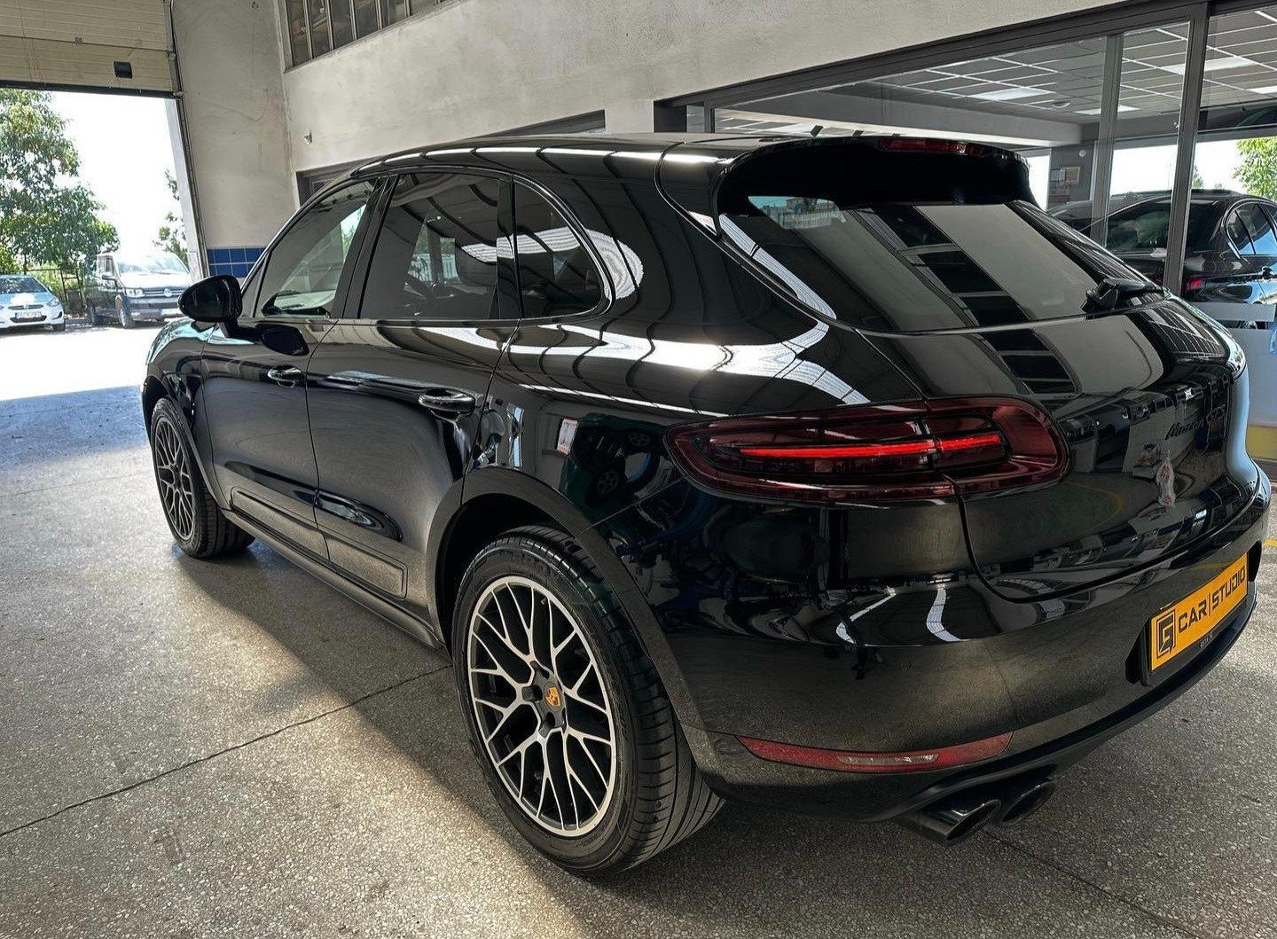 Foto 4 van Porsche Macan GTS 3.0 PANO 361PK • Luchtvering • SportChrono