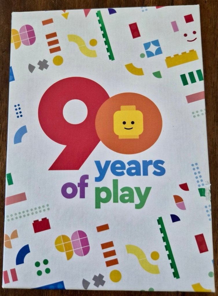 Lego 90 Years of Play TIMELEGO021EN uit 2022 - Nieuw!, Lego, Nieuw, Ophalen of Verzenden, Complete set