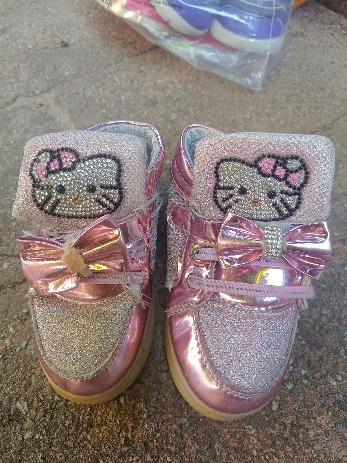 Roze Hello Kitty schoenen met strik en glitters, Gebruikt, Meisje, Schoenen, Ophalen of Verzenden