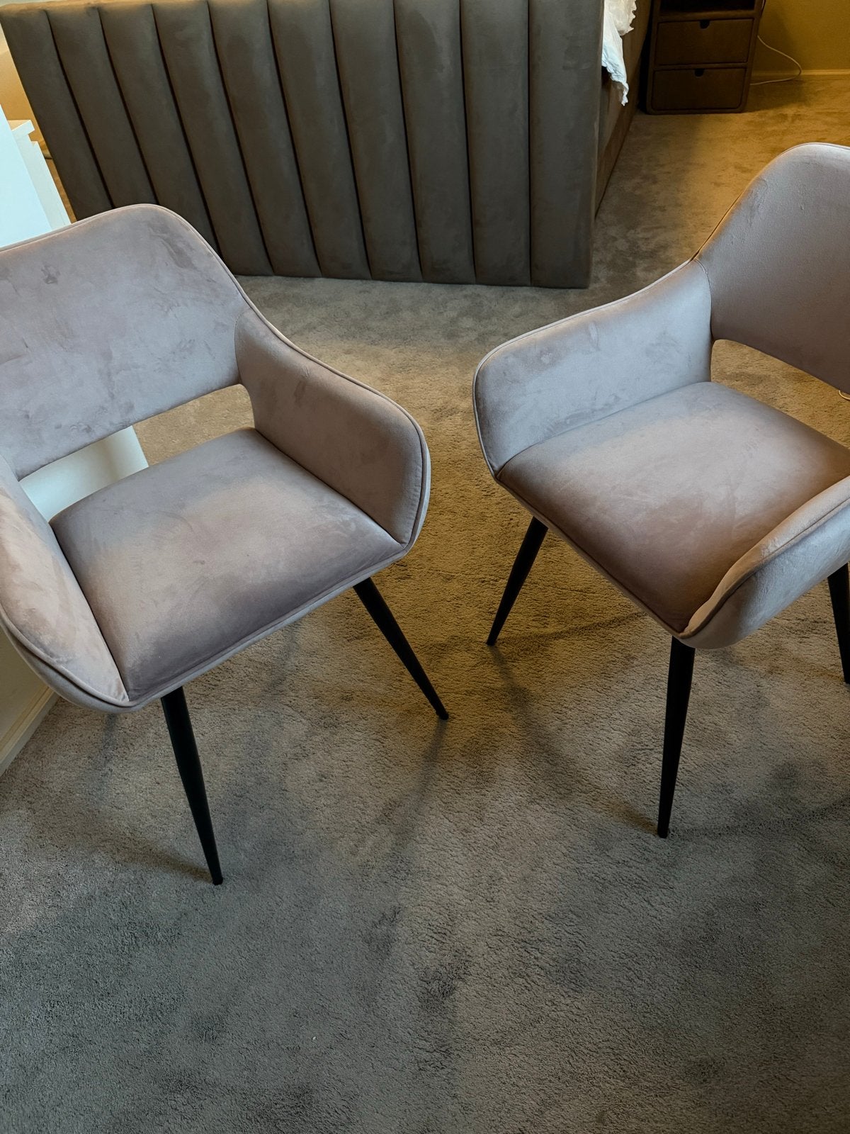 Twee roze fluwelen stoelen met zwarte poten, Huis en Inrichting, Ophalen, Gebruikt, Twee, Overige kleuren