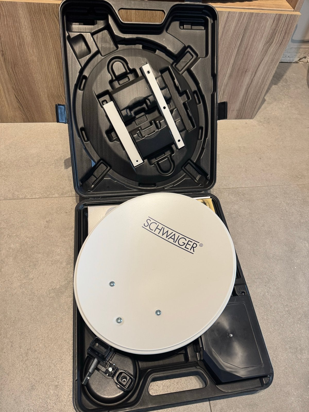Schwaiger Mobiele Satelliet Set met Receiver en Kabel, Audio, Tv en Foto, Schotelantennes, Ophalen of Verzenden, Zo goed als nieuw