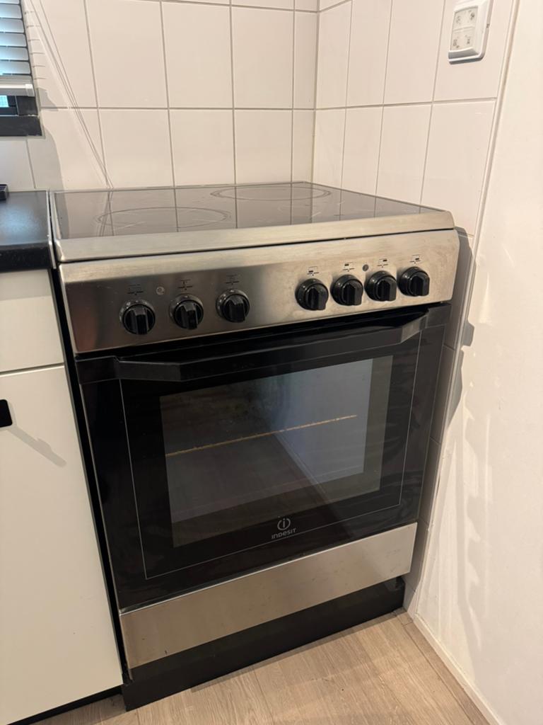Indesit vrijstaand electrisch fornuis met oven, Witgoed en Apparatuur, Fornuizen, Gebruikt, Vrijstaand, Elektrisch, 4 kookzones