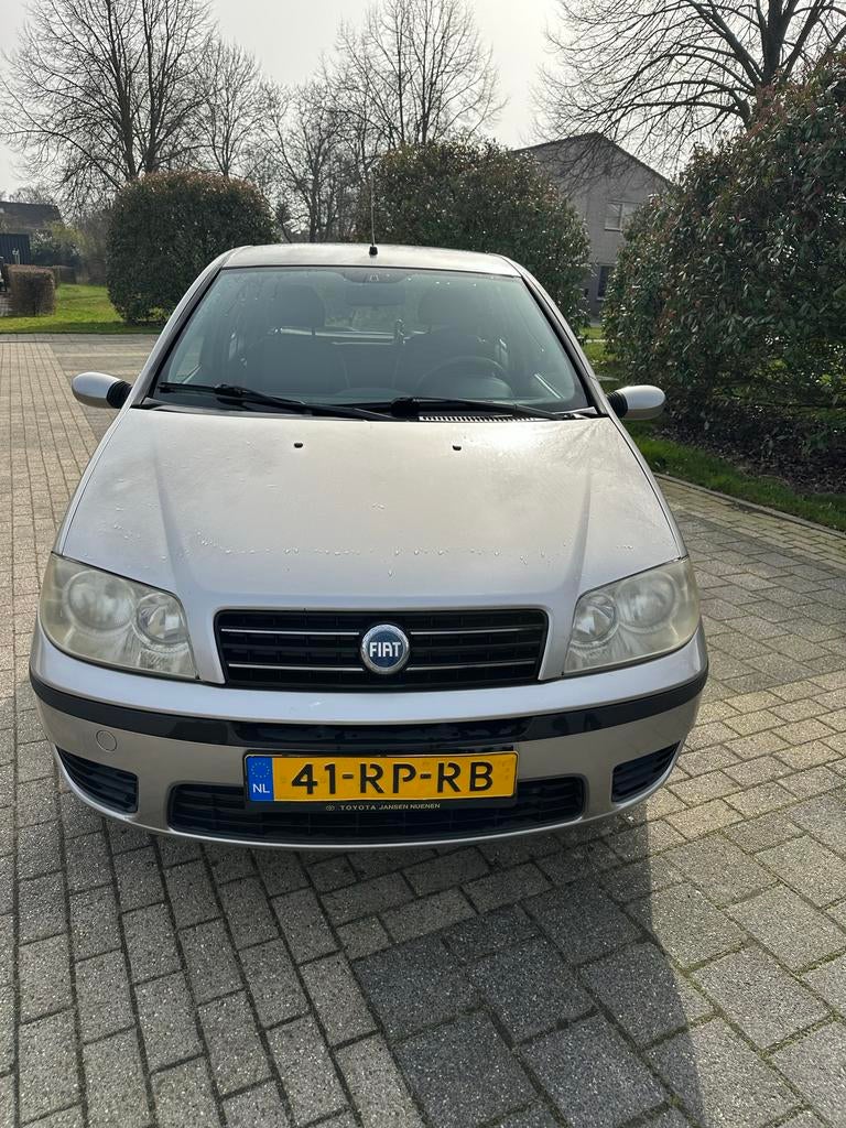 Fiat Punto 1.4 nieuwe APK  95.765 km, Voorwielaandrijving, Stof, 40 €/maand, 400 kg