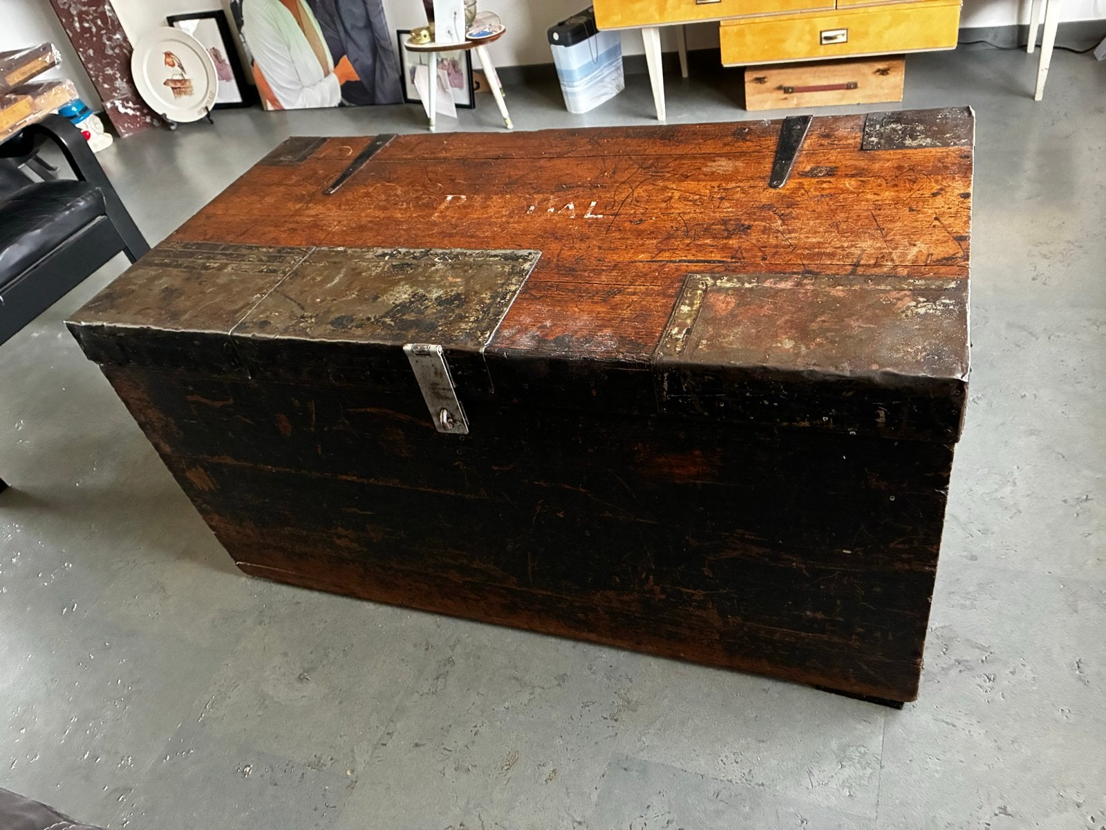 Antieke Houten Kist / Reiskoffer met Metalen Beslag, Ophalen