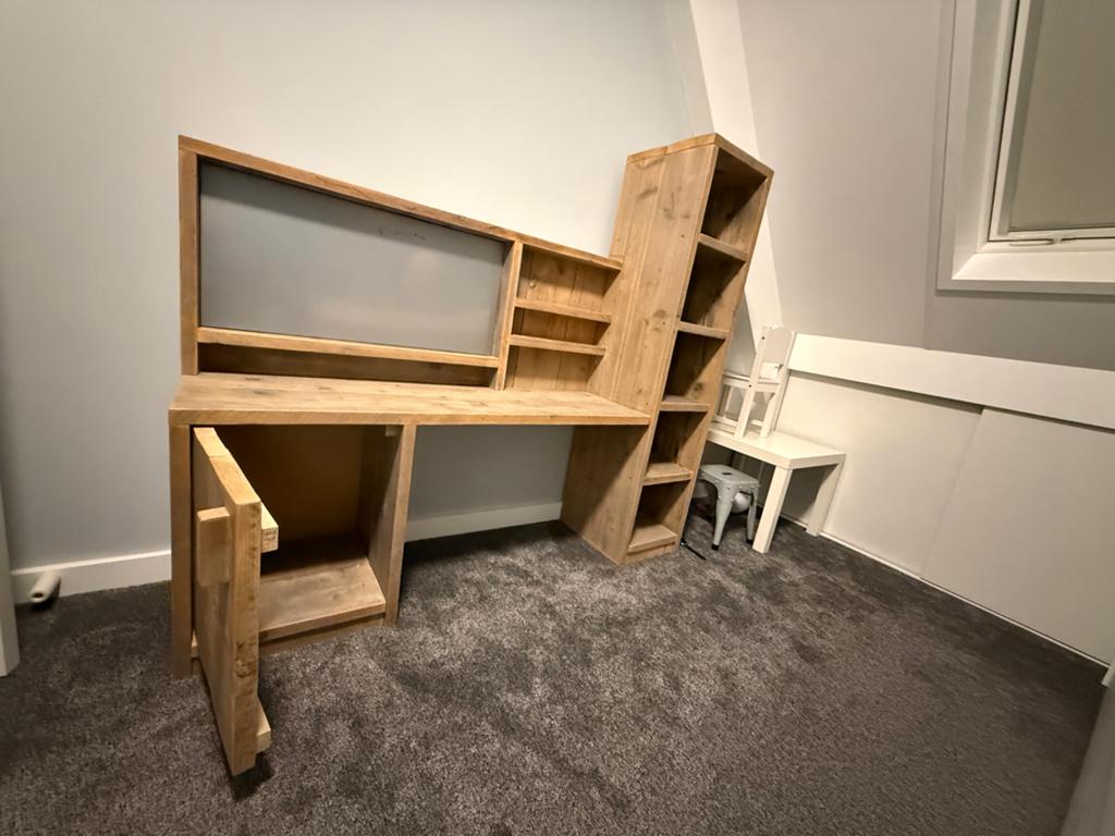 Stevig houten kinderbureau met opbergruimte en kast, Ophalen, Opbergruimte, Gebruikt, Hout