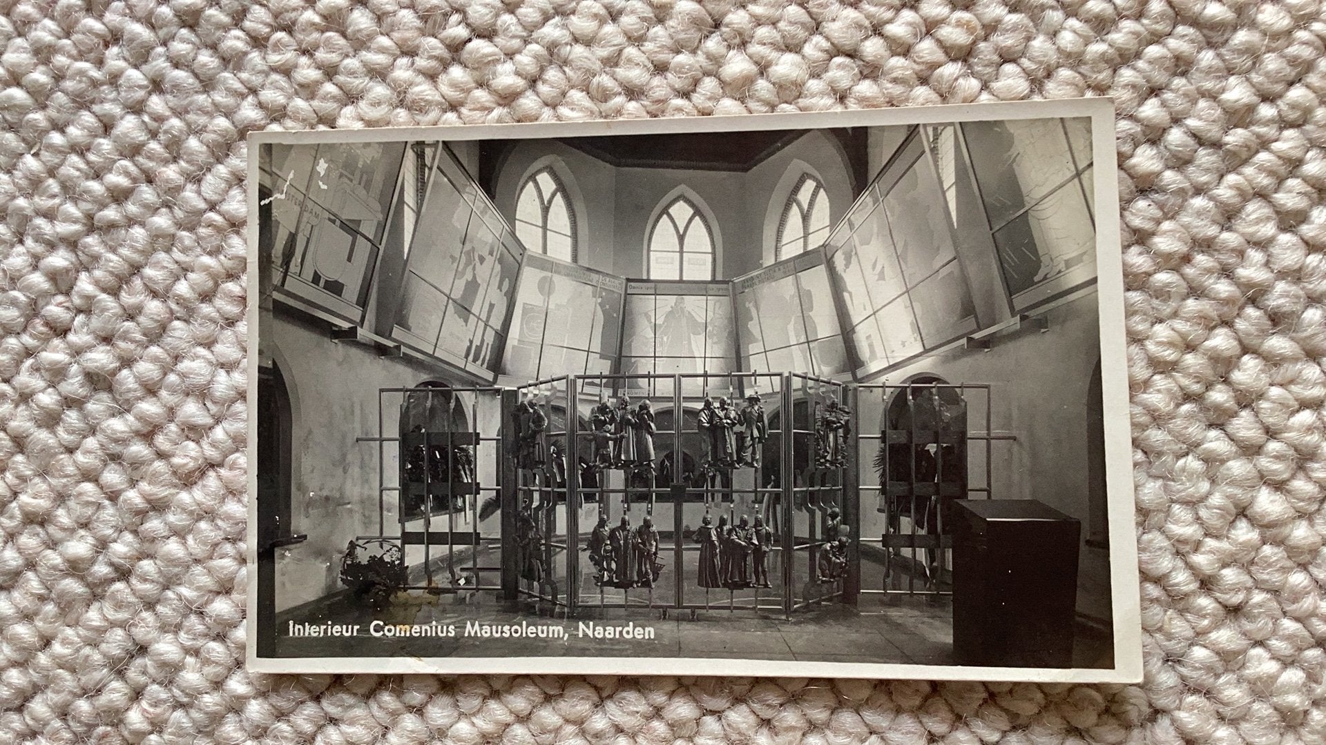 Fotokaart Naarden Interieur Comenius Mausoleum jaren ‘30 990, Verzamelen, Ophalen of Verzenden, 1920 tot 1940, Gelopen, Noord-Holland