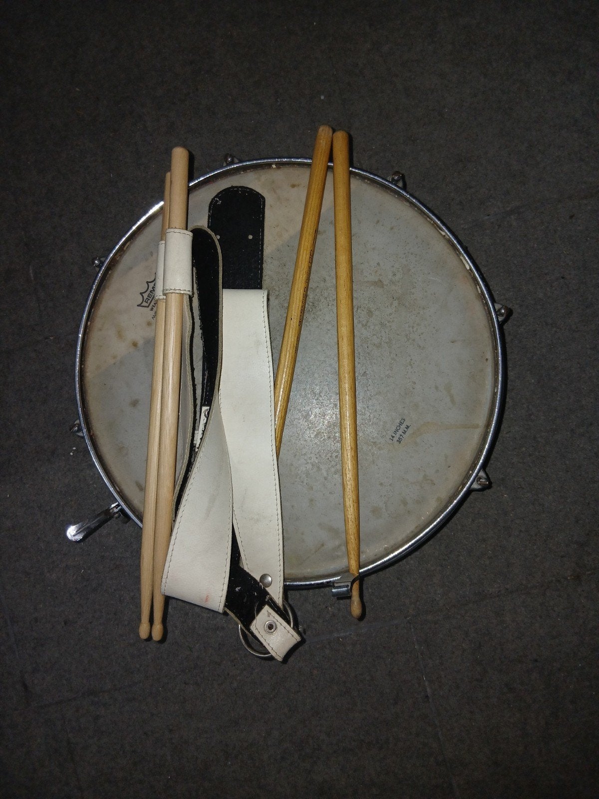 Muziektrommel met draagriem en 2 sets drumstokken, Ophalen of Verzenden