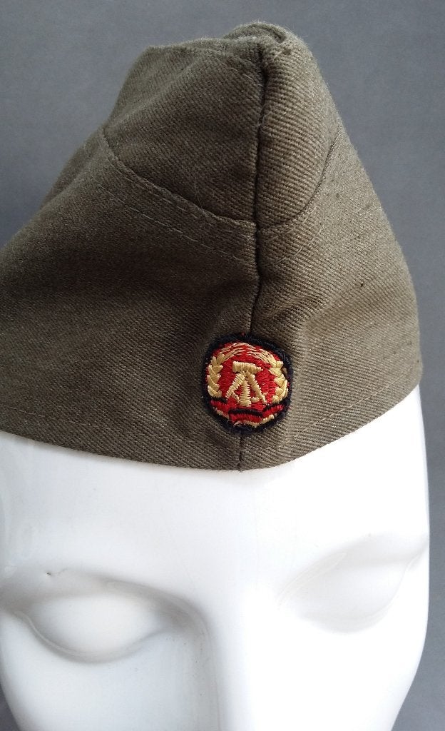 Om 1960-1970 DDR Leger Schuitje Garnizoensmuts Zijmuts Muts, Verzamelen, Nvt., Ophalen of Verzenden, Duitsland, Embleem of Badge