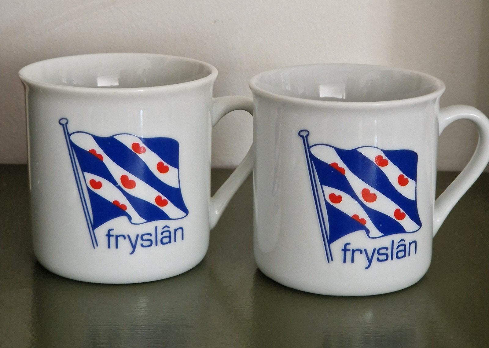 2 Nieuwe Fryslân / Friesland bekers met de Friese vlag, Huis en Inrichting, Keuken | Servies, Ophalen, Nieuw