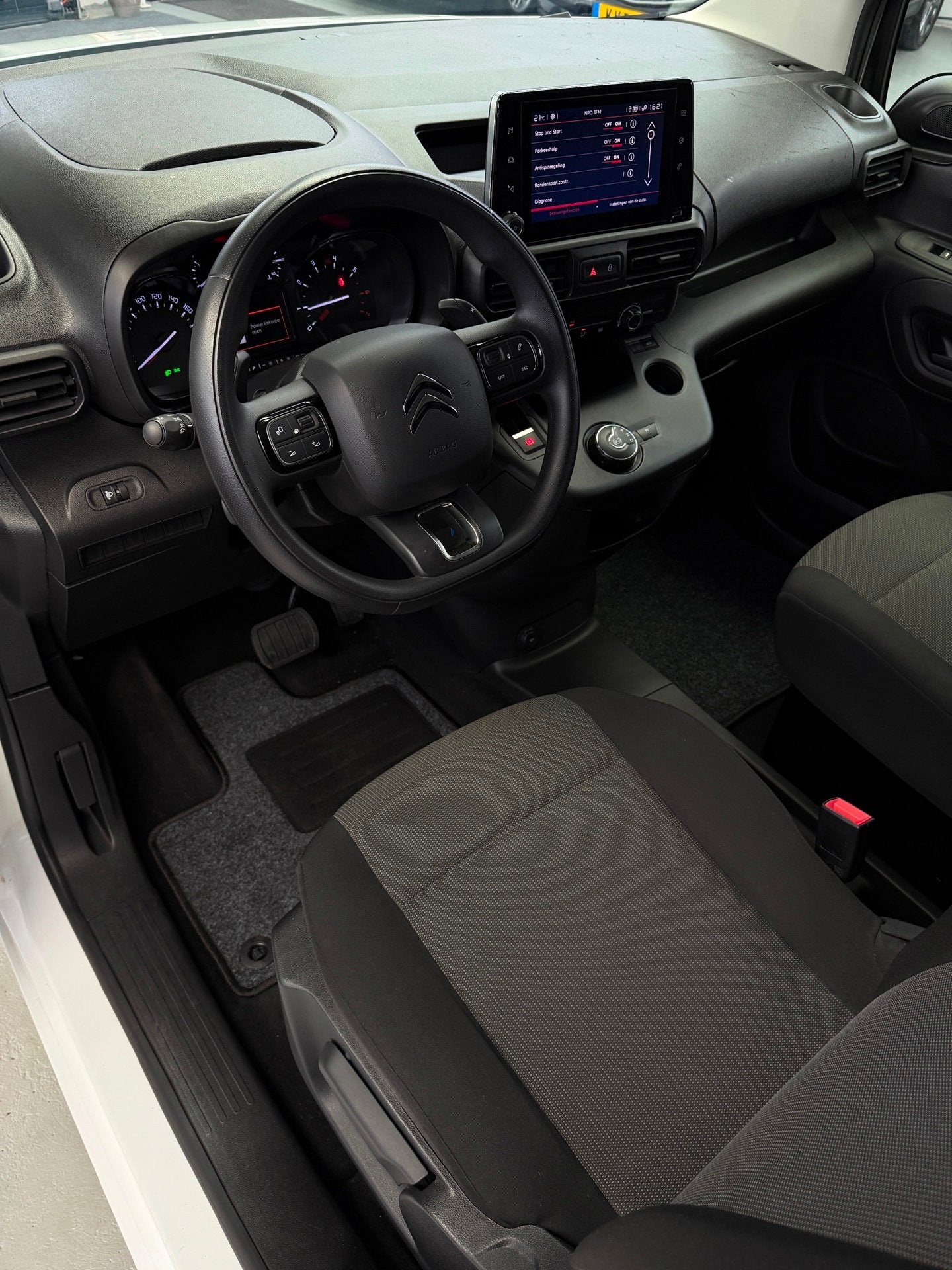 Citroen Berlingo 1.2 PureTech CarPlay Camera BTW, Dealer onderhouden, Gebruikt, Zwart, 1199 cc