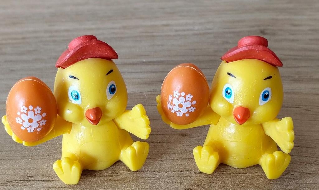 2 GELE KUIKENTJES MET ORANJE PAASEI*PASEN, Diversen, Pasen, Verzenden, Zo goed als nieuw