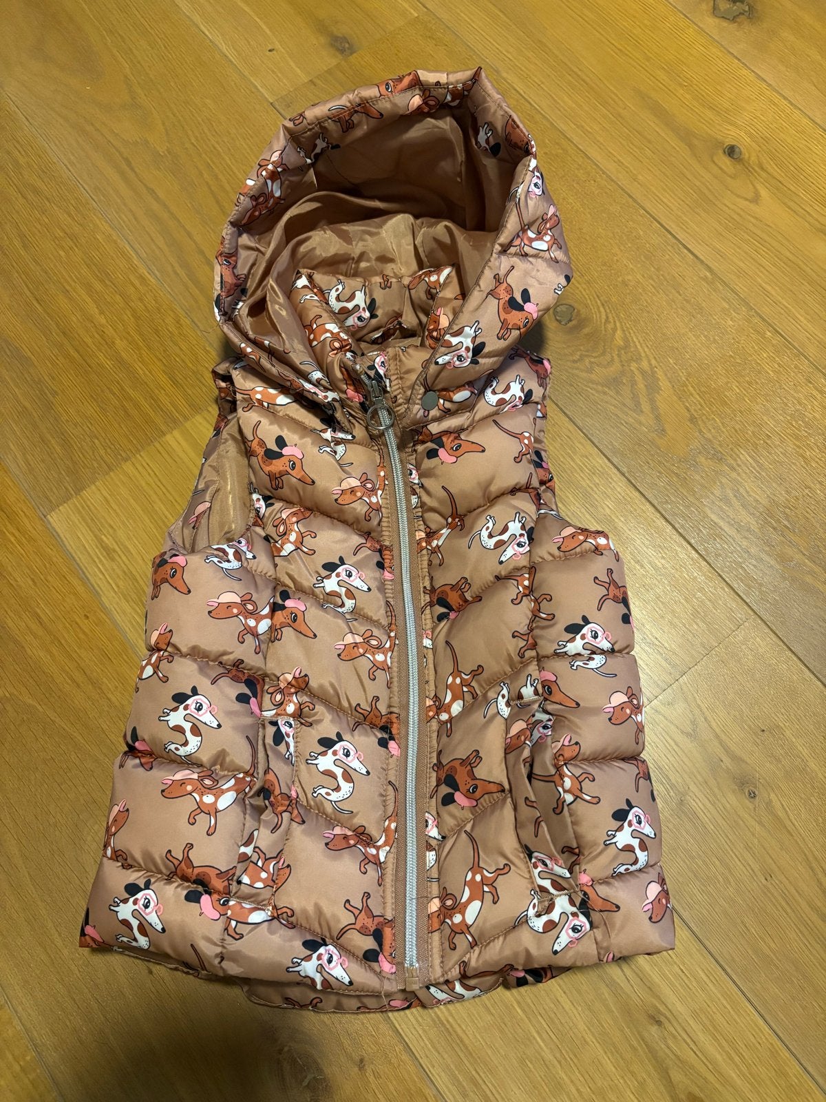 Bodywarmer 110/116 met afneembare capuchon, Kinderen en Baby's, Kinderkleding | Maat 110, Ophalen of Verzenden, Zo goed als nieuw