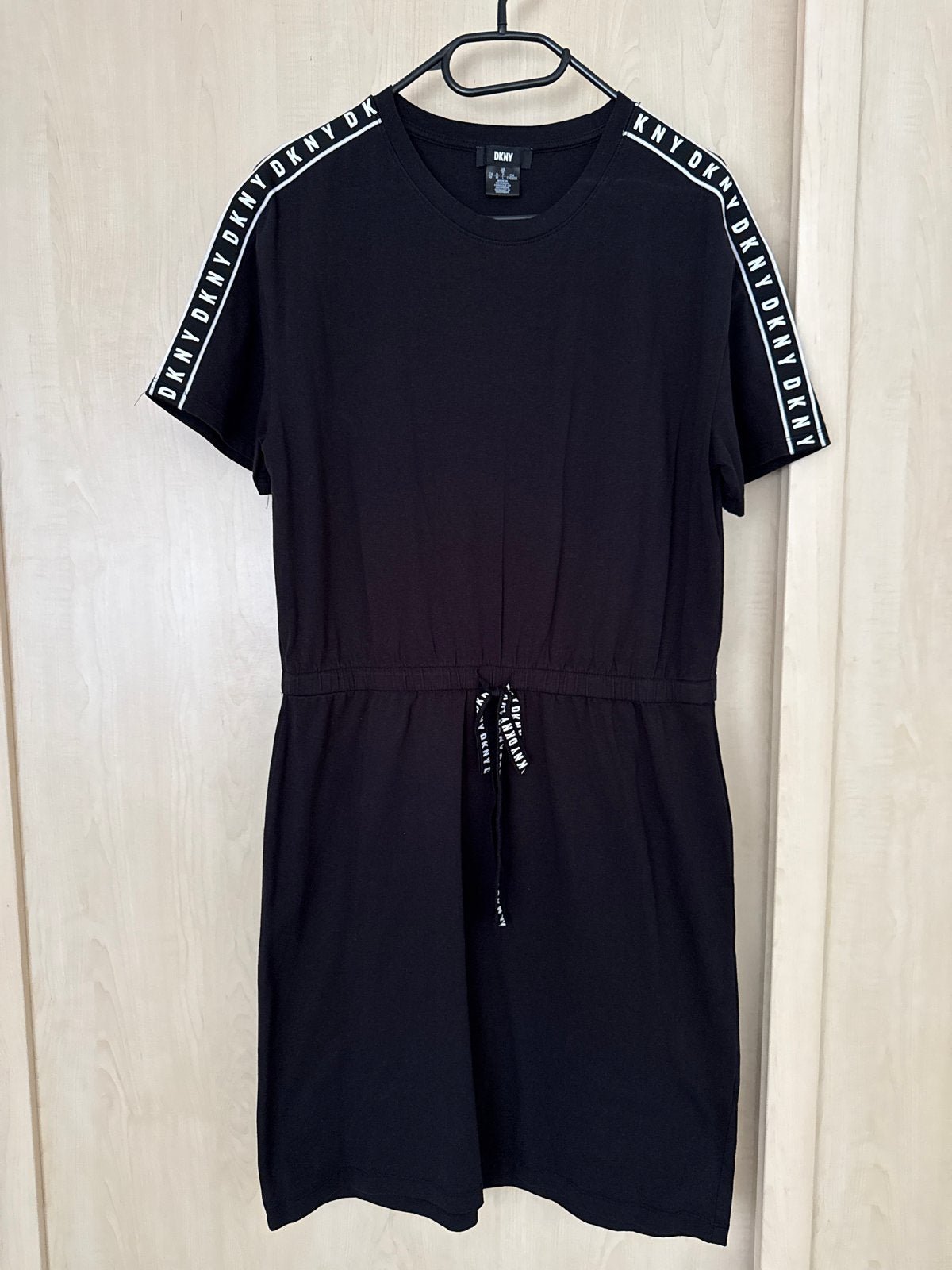 DKNY Zomerjurk Zwart met Logo Details, Maat 38/40 (M), Zwart, Ophalen of Verzenden, Zo goed als nieuw