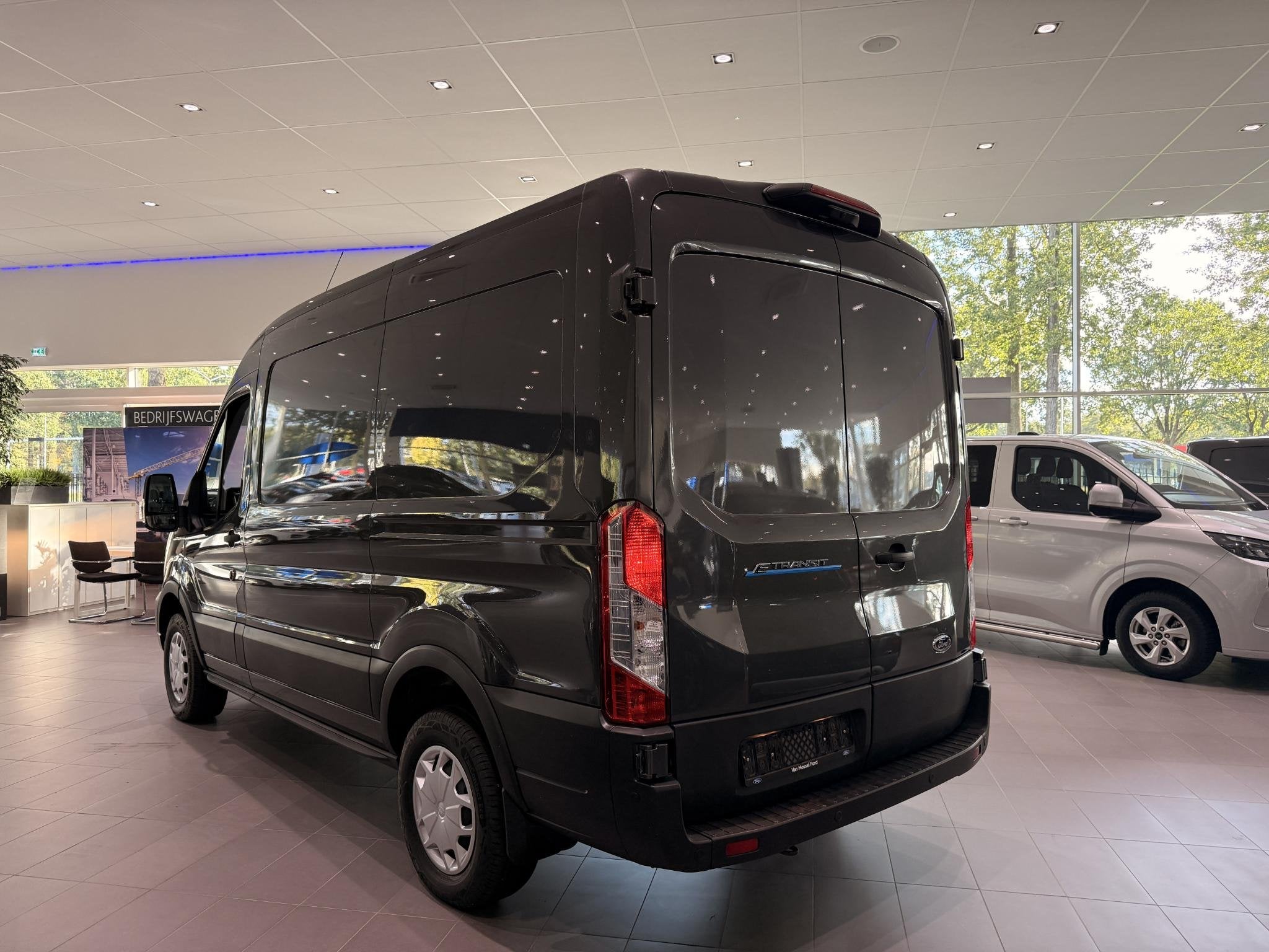 Ford E-Transit 350 L2H2 Trend 68 kWh 25KM auto niet gebruikt, 12 maanden, Gebruikt, Origineel Nederlands, Ford