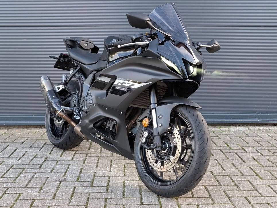 YAMAHA R7 2024 mat zwart AKRAPOVIC korte kenteken A2 35KW, Motoren, 2 cilinders, Motorrijbewijs A, Bedrijf, Onbekend