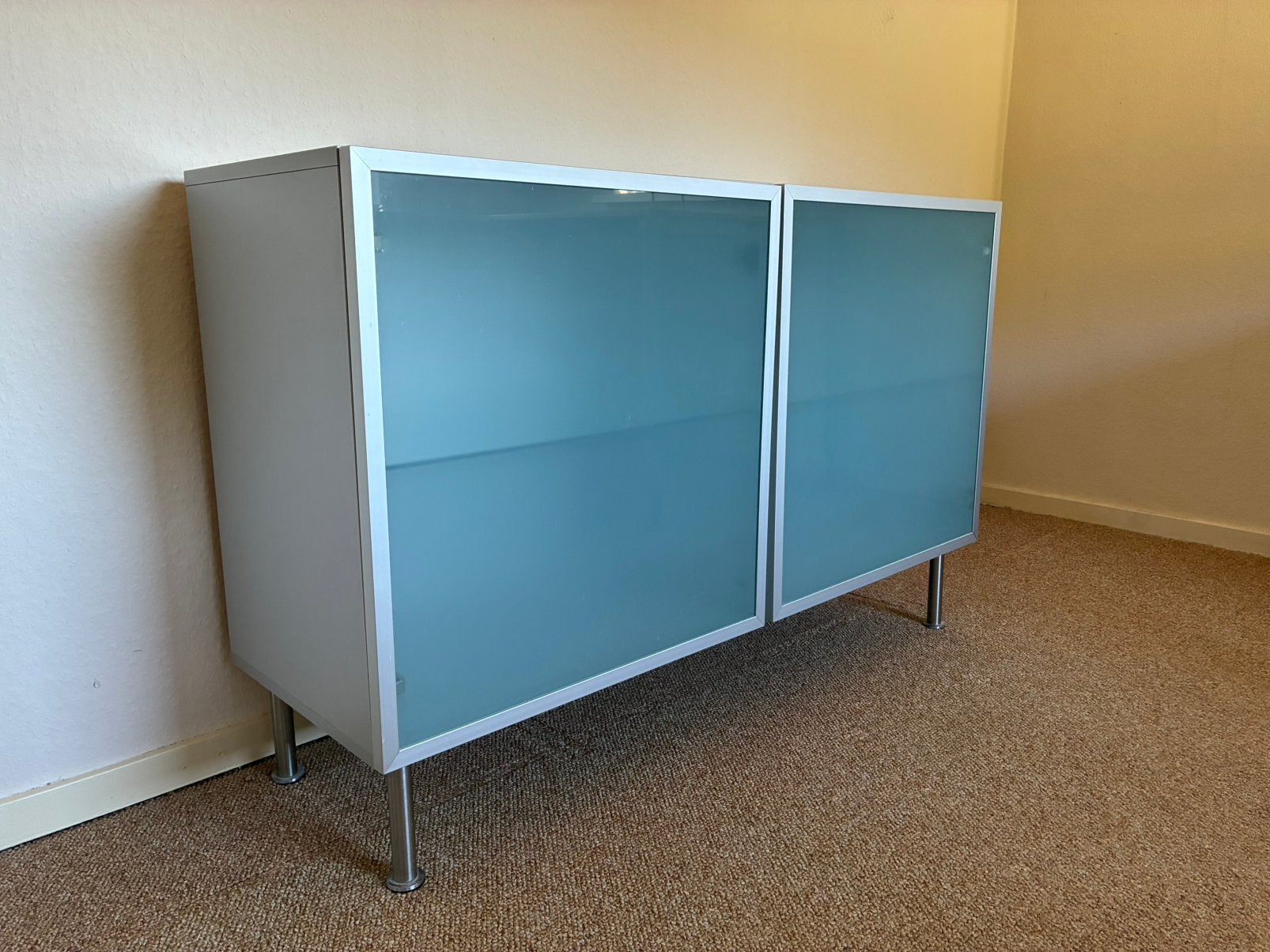IKEA wandvitrine Mattila zilverkleurig, Huis en Inrichting, Kasten | Vitrinekasten, Ophalen, 100 tot 150 cm, Glas, Minder dan 100 cm