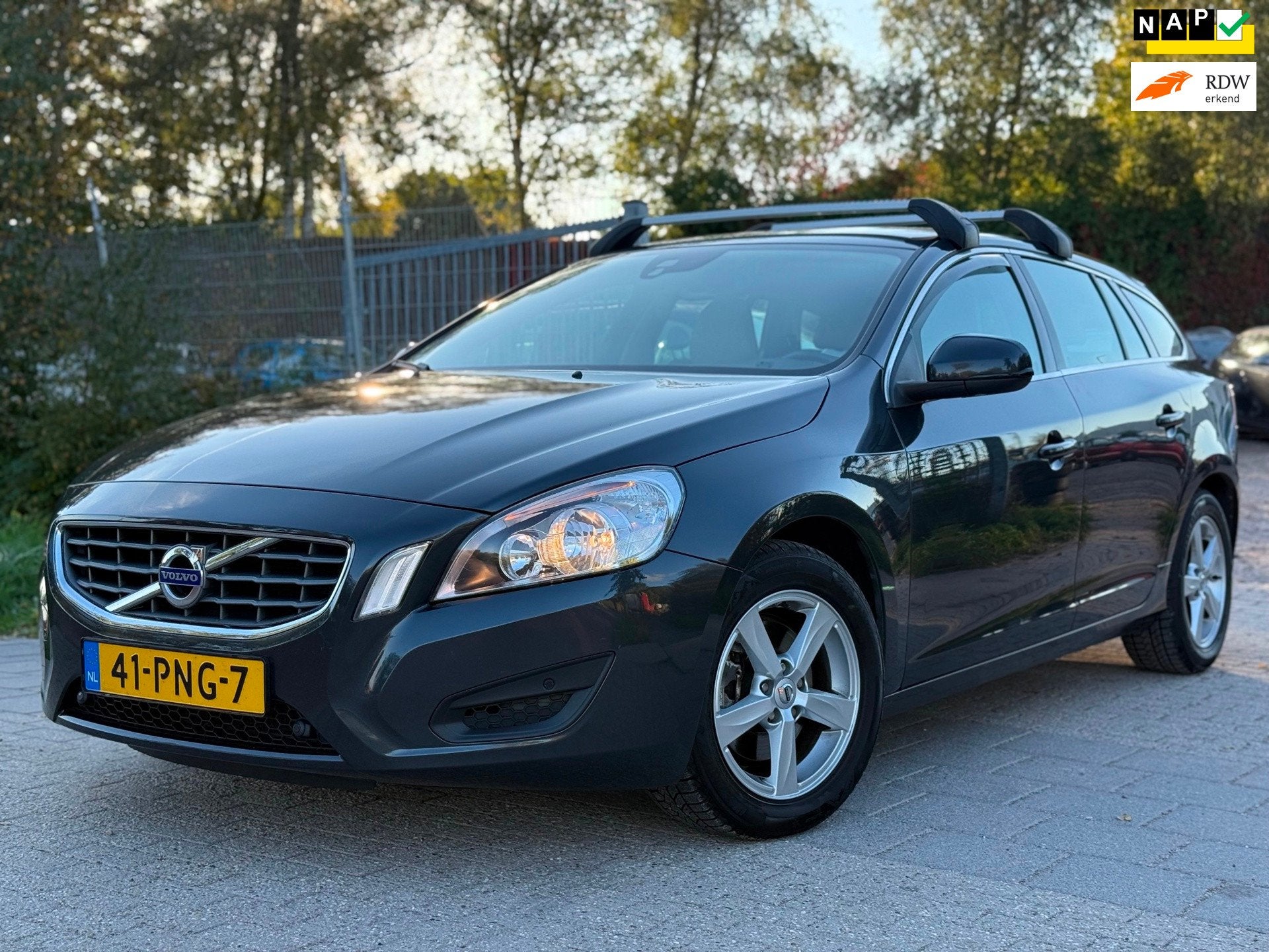 Volvo V60 1.6 T3 Momentum AIRCO CRUISE NAVI PDC TREKHAAK, Auto's, Voorwielaandrijving, 15 km/l, Gebruikt, 4 cilinders