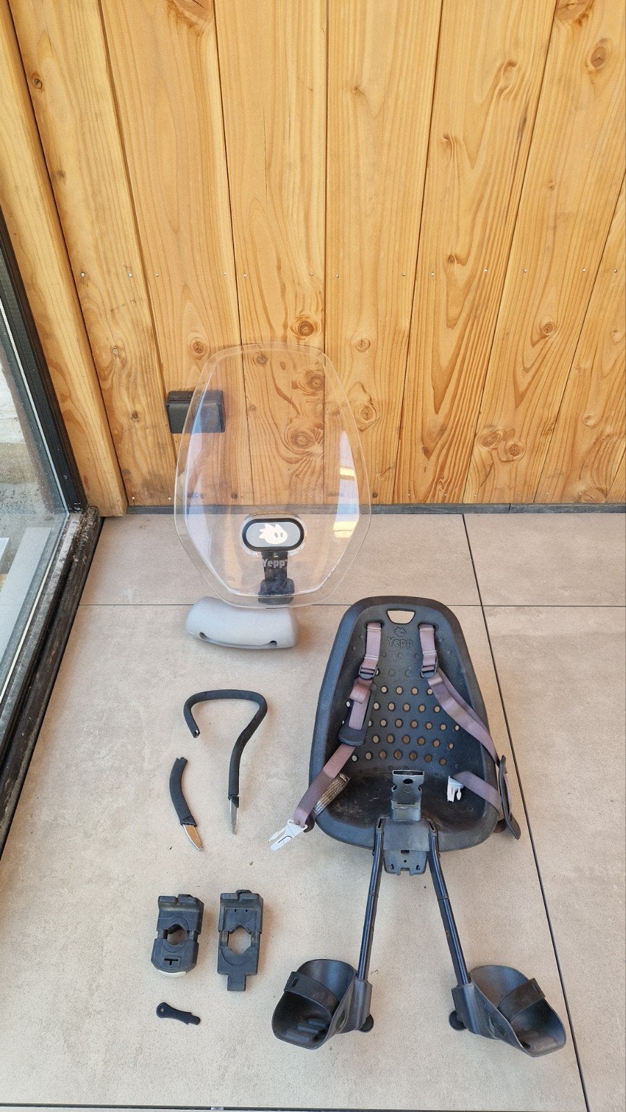 Yepp voorzitje met windscherm en 2 stuur adapters, Ophalen, Yepp, Gebruikt, Voetsteuntjes