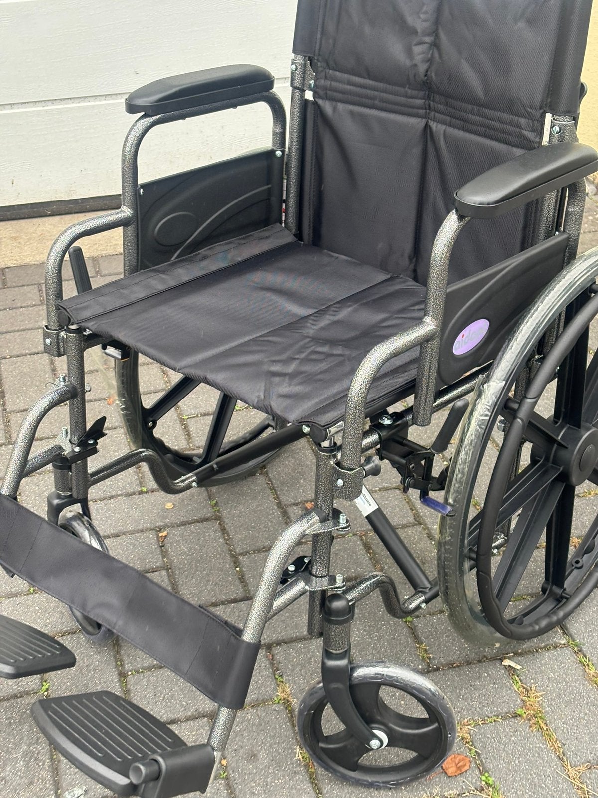 Foto 11 van Splinternieuwe dubbel klapbare rolstoel past in iedere auto