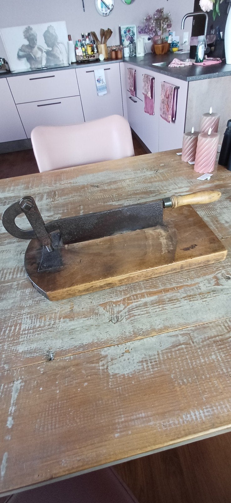 Antieke Broodguillotine, Ophalen