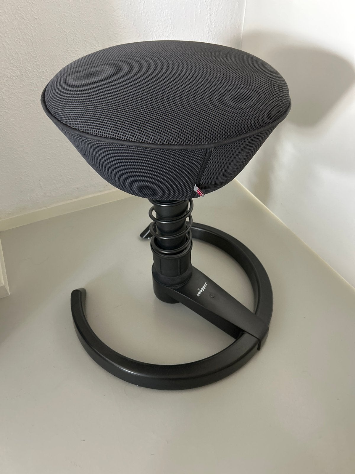 Swopper Aeris Air Ergonomische Kruk - Donkergrijs/Antraciet, Ophalen, Zo goed als nieuw, Bureaukruk, Grijs