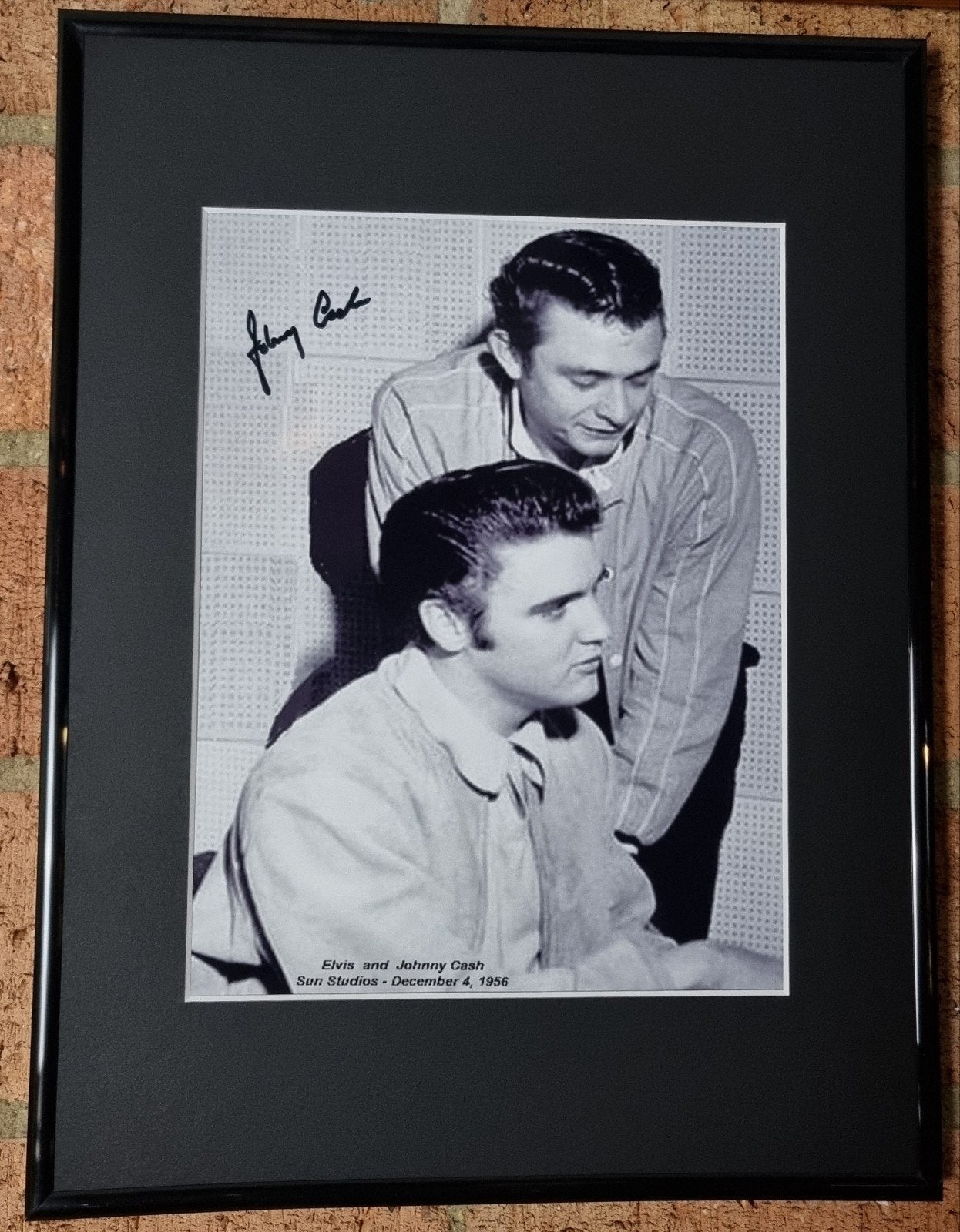 Johnny Cash en Elvis Presley Gesigneerde foto door Johnny, Ophalen of Verzenden, Zo goed als nieuw, Foto of Kaart, Gesigneerd