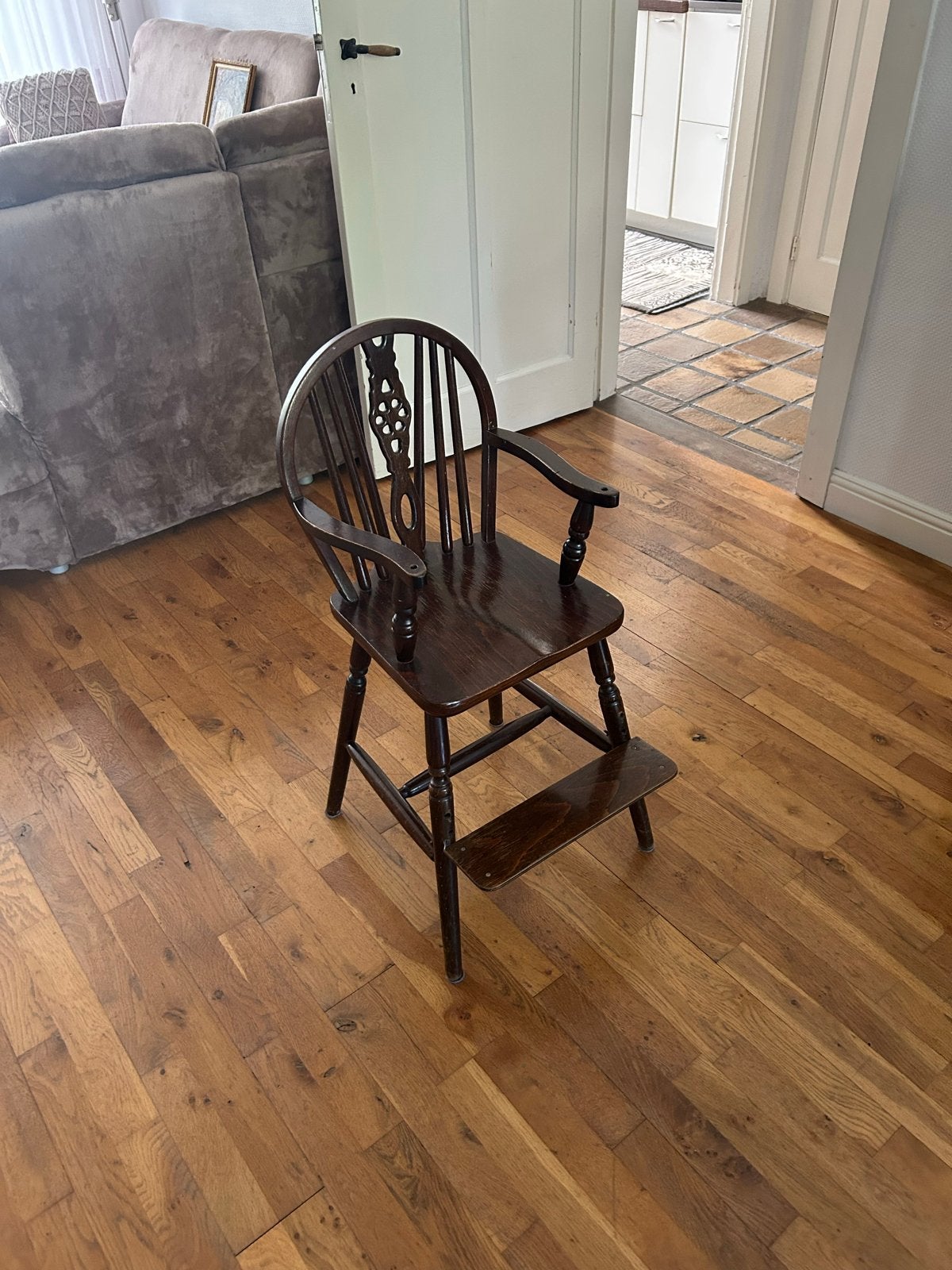 Vintage houten kinderstoel met voetensteun, Kinderen en Baby's, Kinderstoelen, Ophalen, Gebruikt, Overige typen, Aanschuifbaar