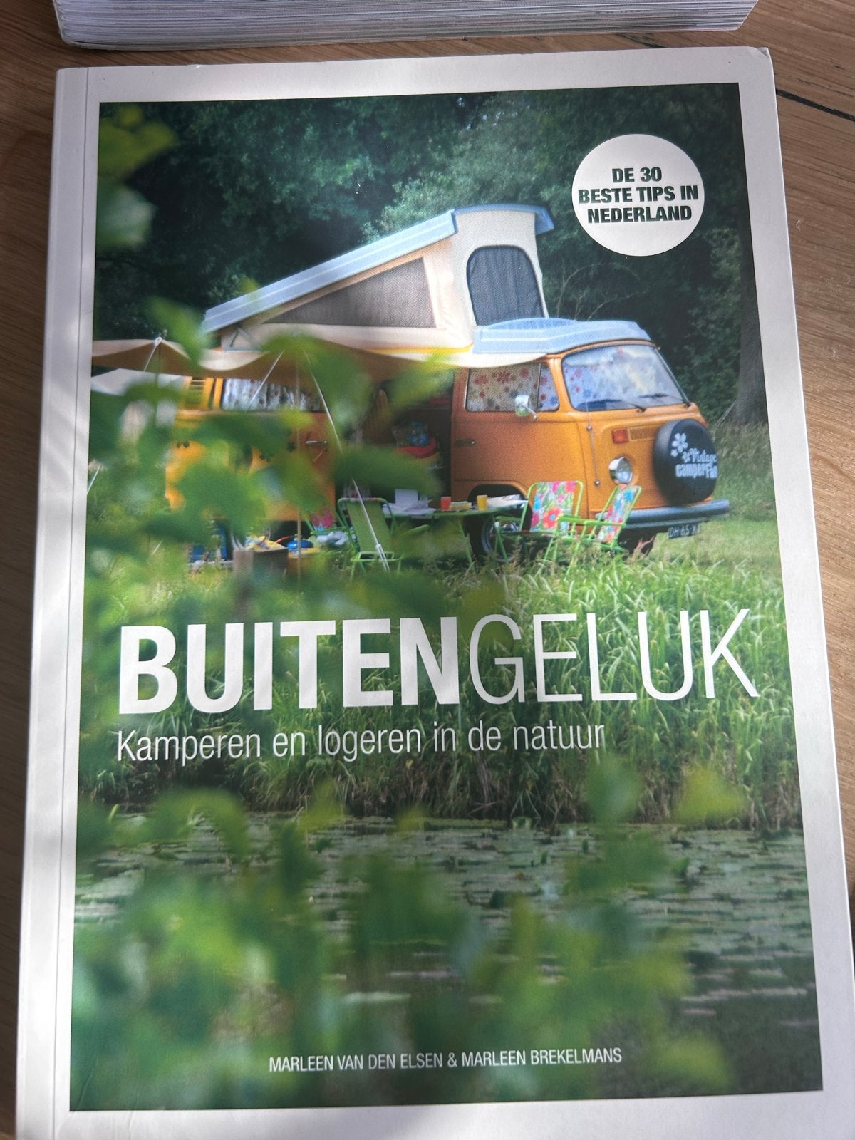 Buitengeluk: Kamperen en logeren in de natuur, Overige merken, Ophalen of Verzenden, Zo goed als nieuw, Reisgids of -boek