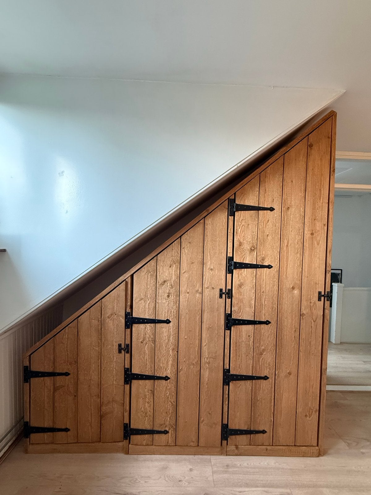 Houten maatwerk (kleding)kast onder schuin dak, Ophalen, Met deur(en), 200 cm of meer, Zo goed als nieuw